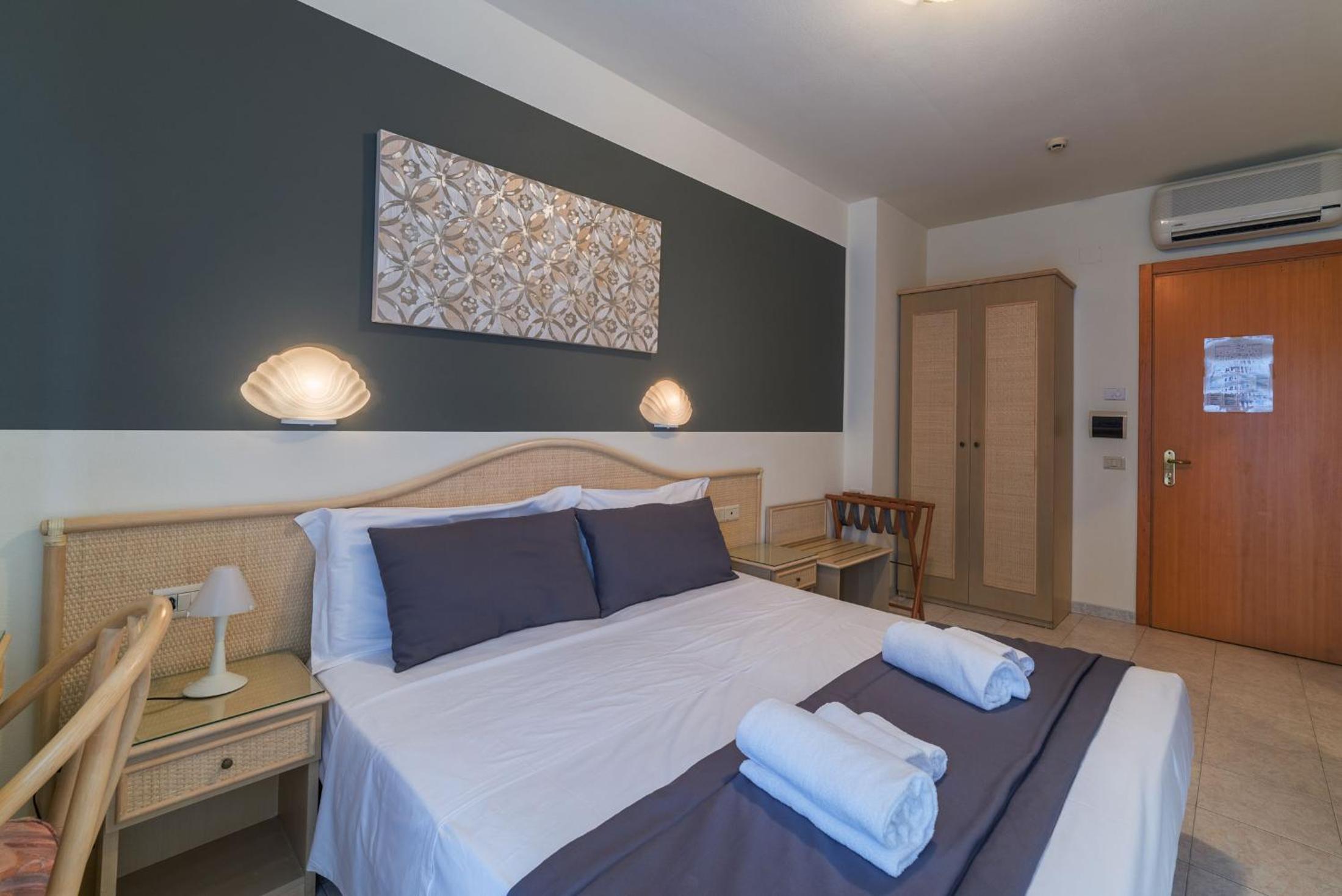 Large Double Room - Photo 1