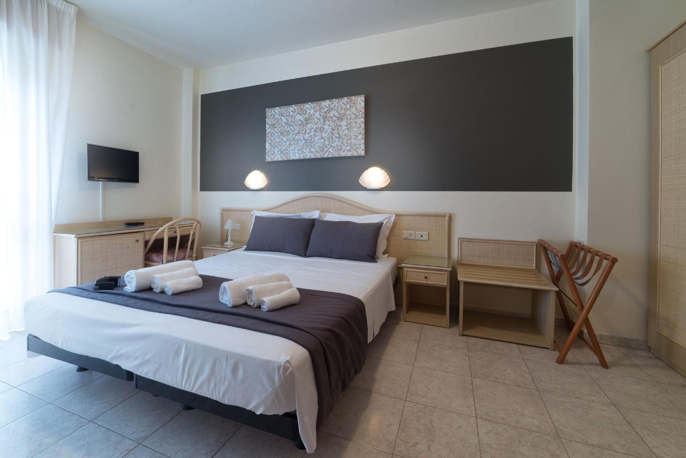 Large Double Room - Photo 4