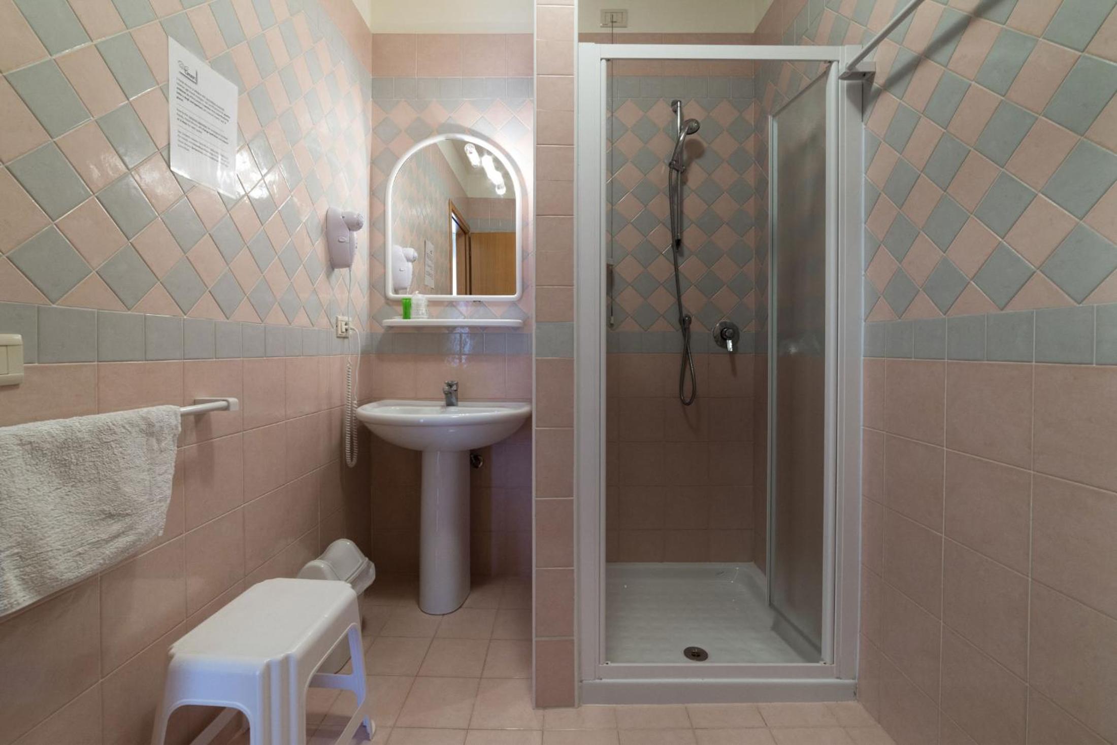 Large Double Room - Photo 5