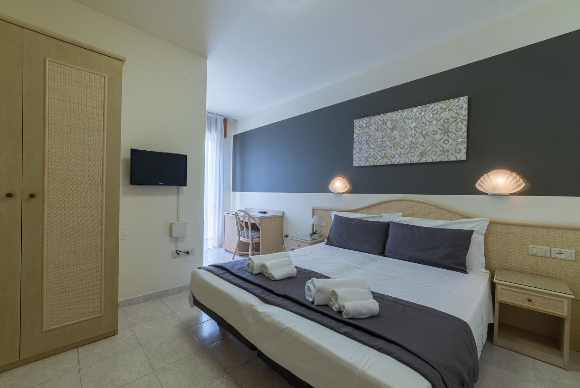 Large Double Room - Photo 6