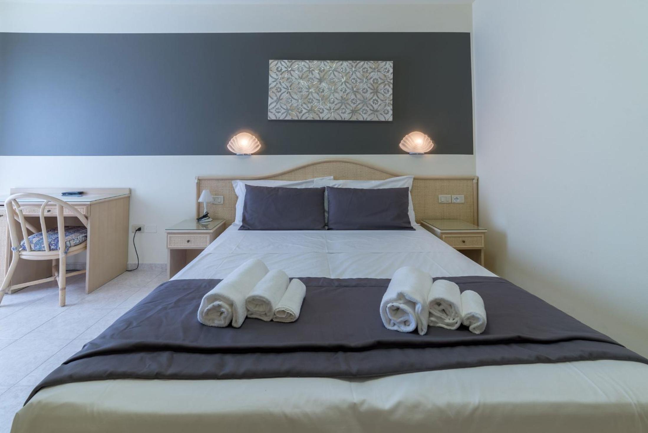 Large Double Room - Photo 7