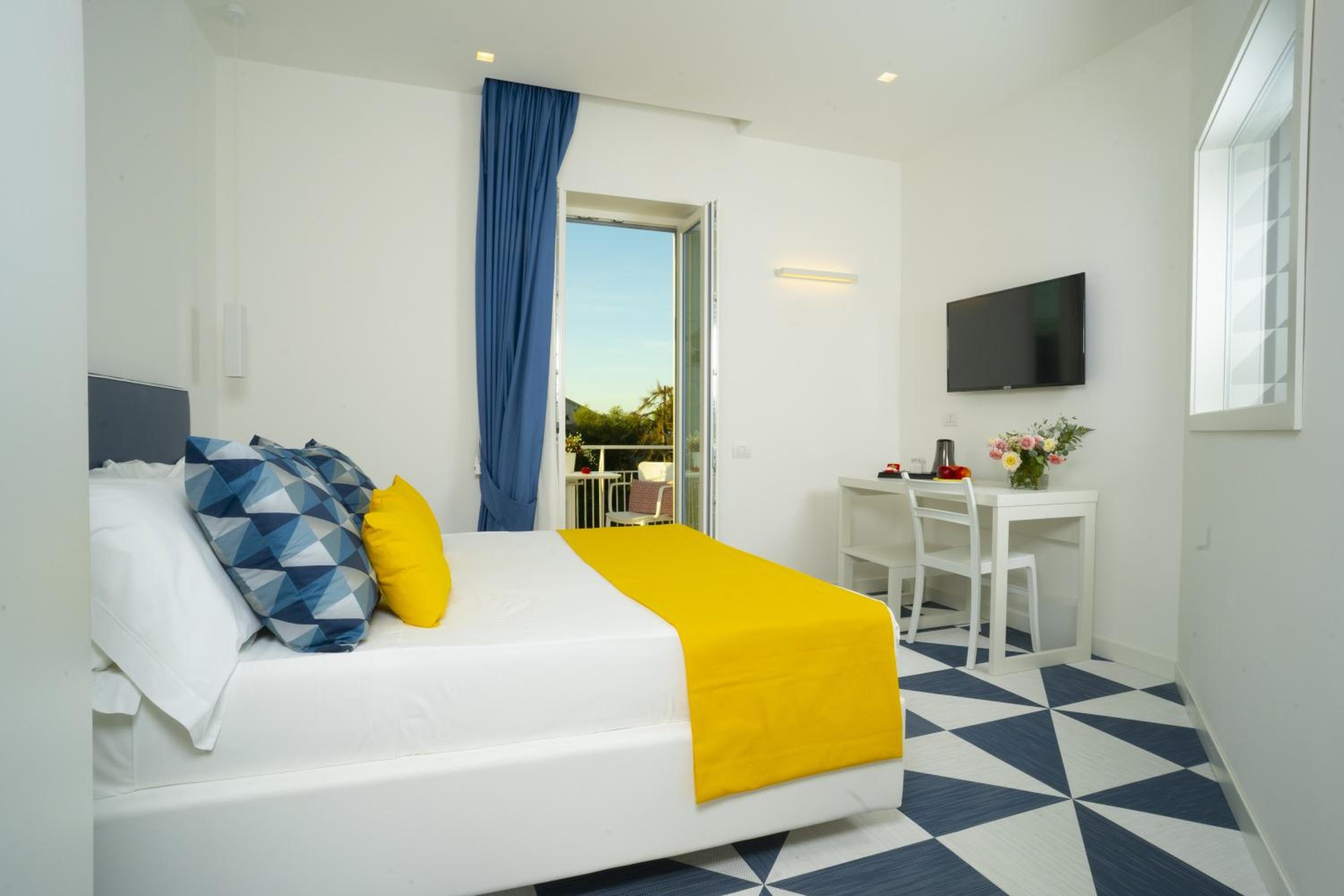 Deluxe Double Room with Balcony - Photo 14