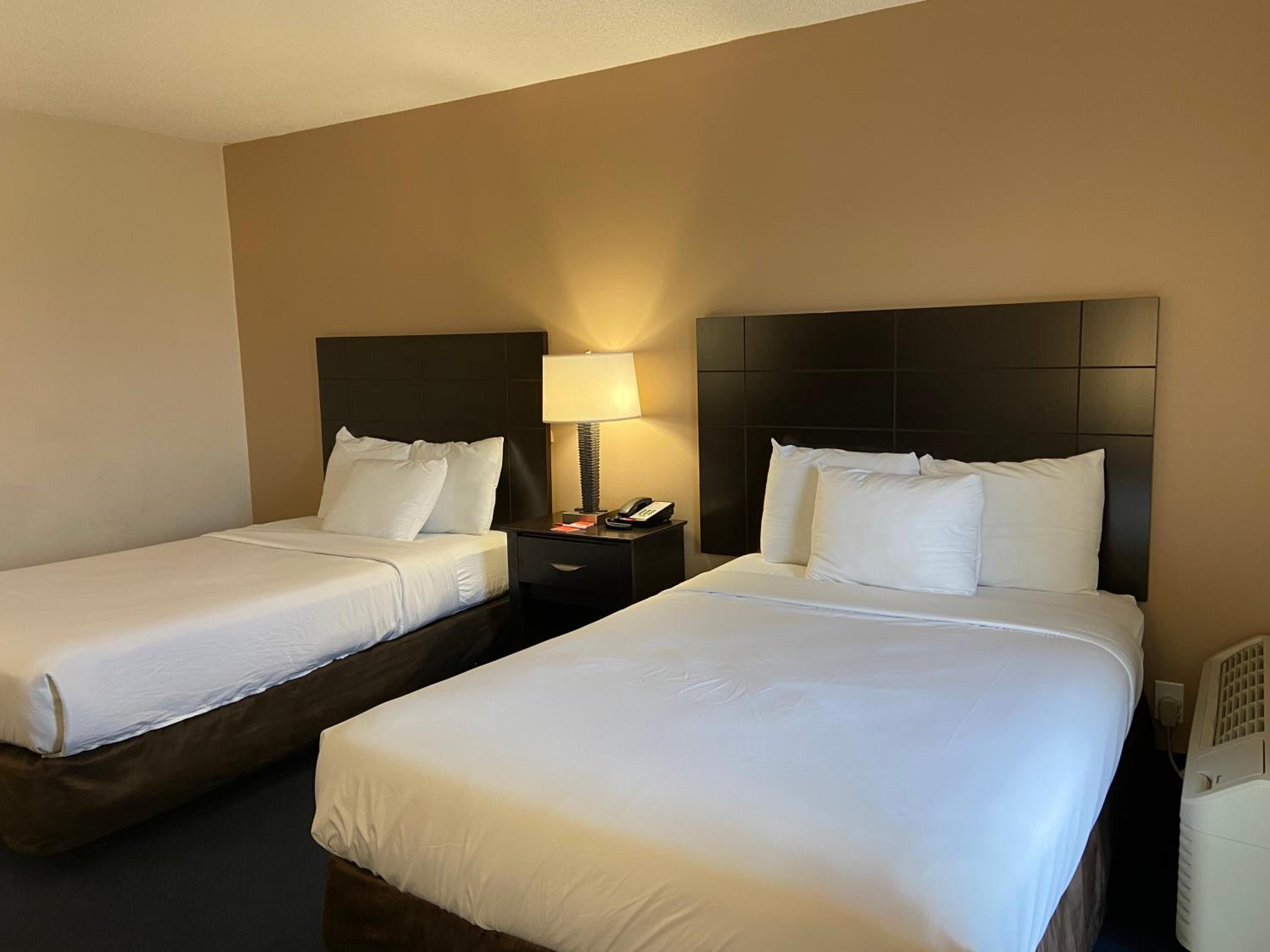 Standard Room with Two Double Beds Interior - Non-Smoking - Photo 7