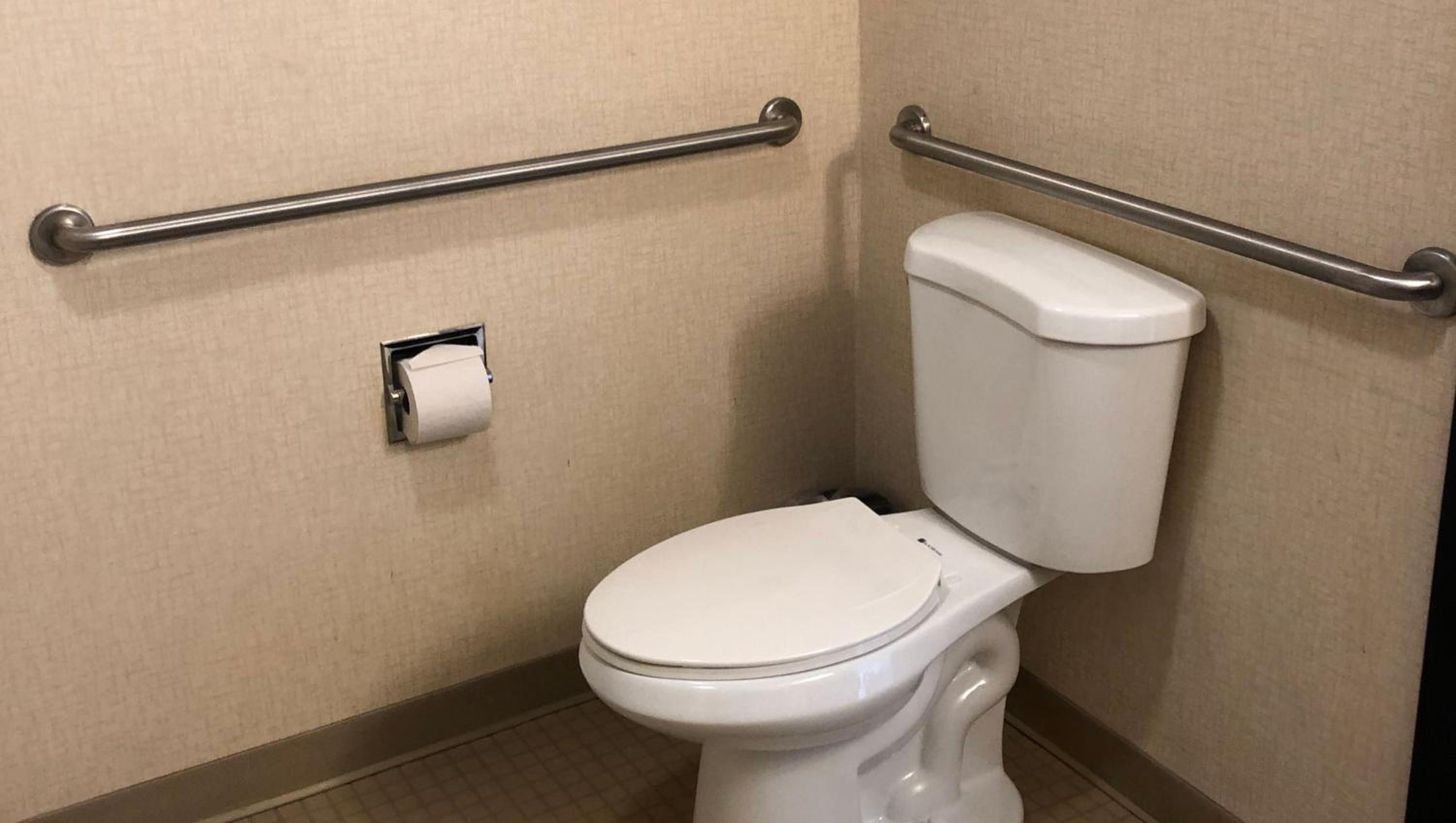 Queen Room - Disability Access - Photo 9