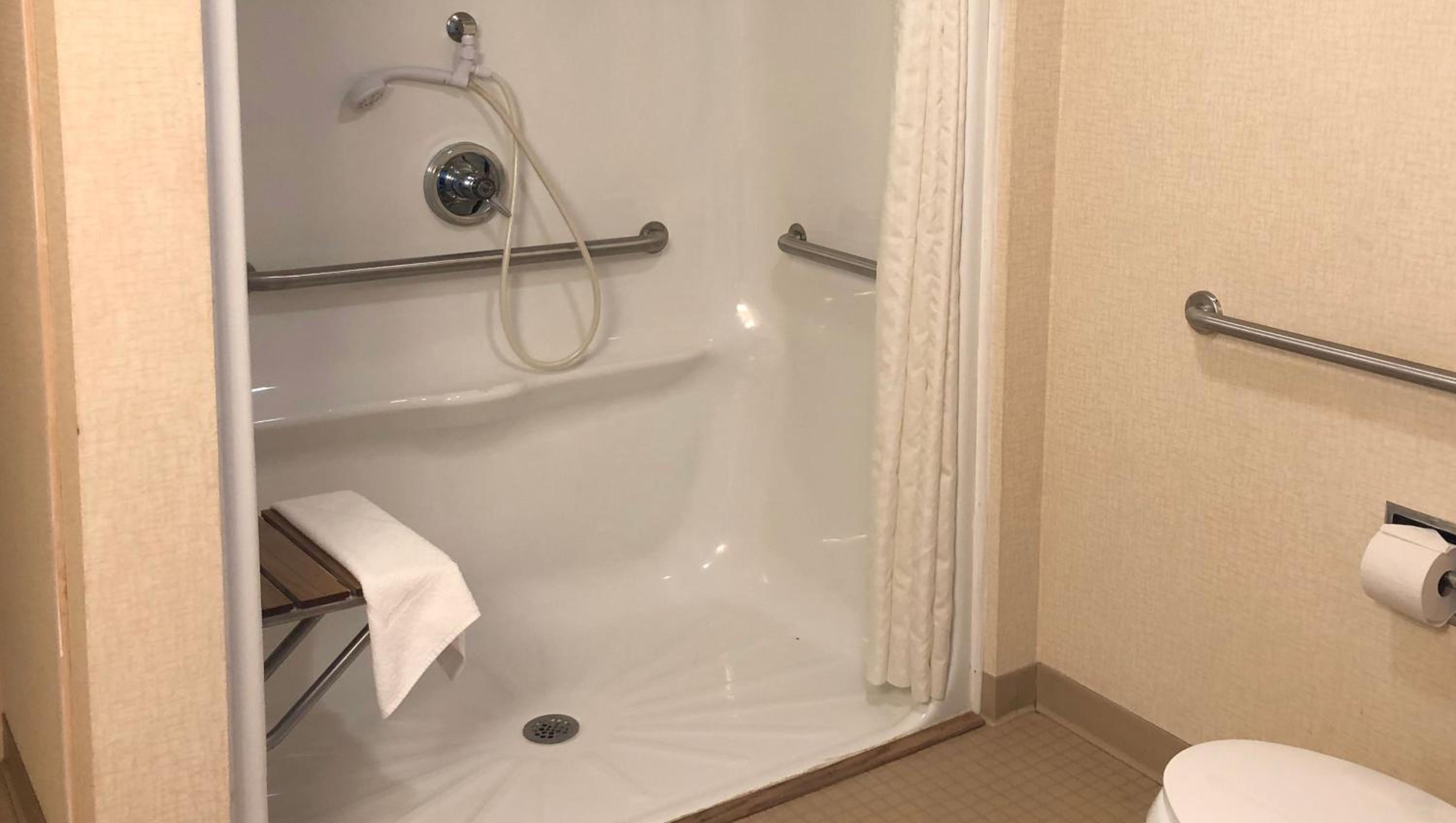 Queen Room - Disability Access - Photo 5