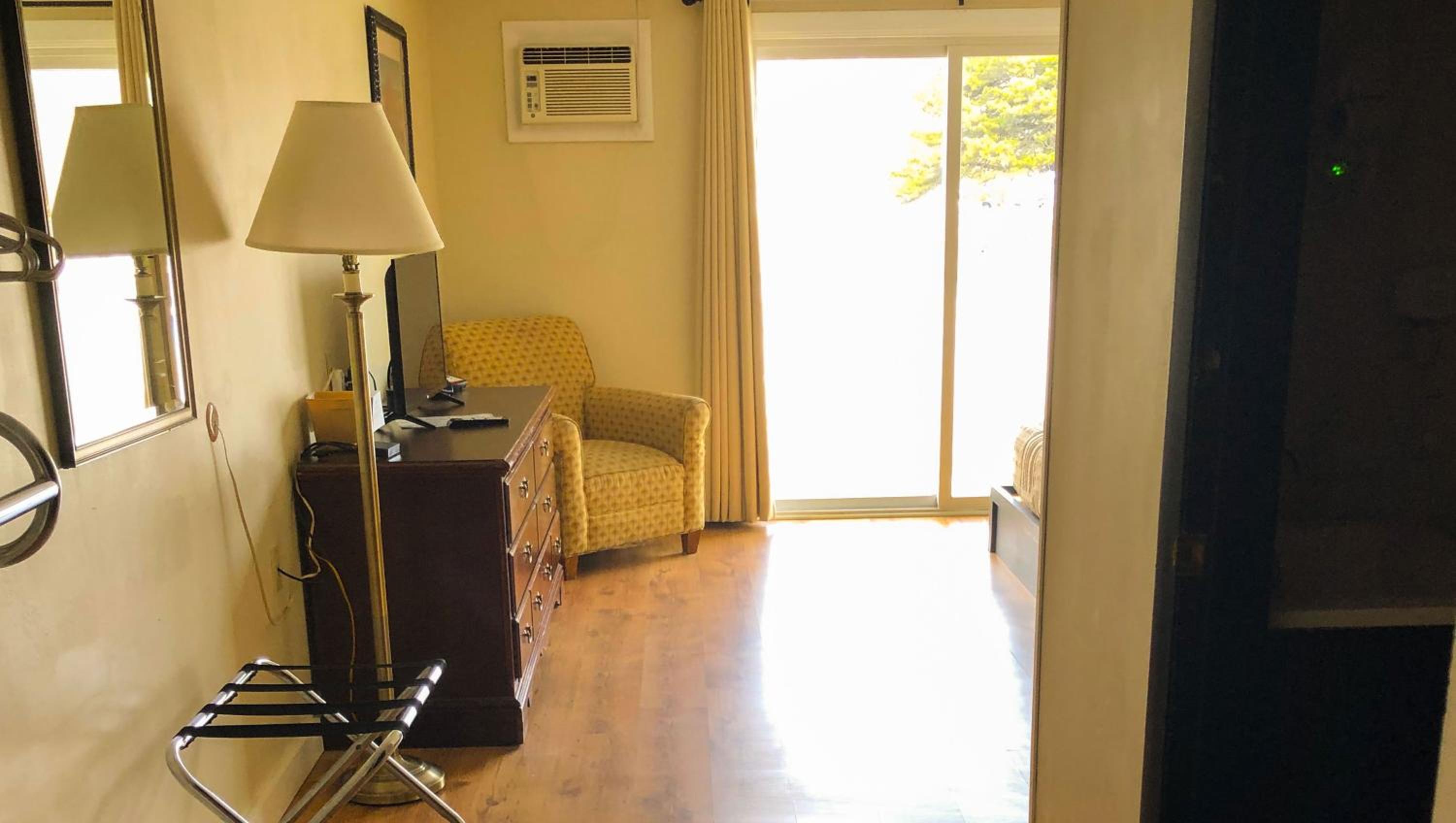 Queen Room - Disability Access - Photo 3