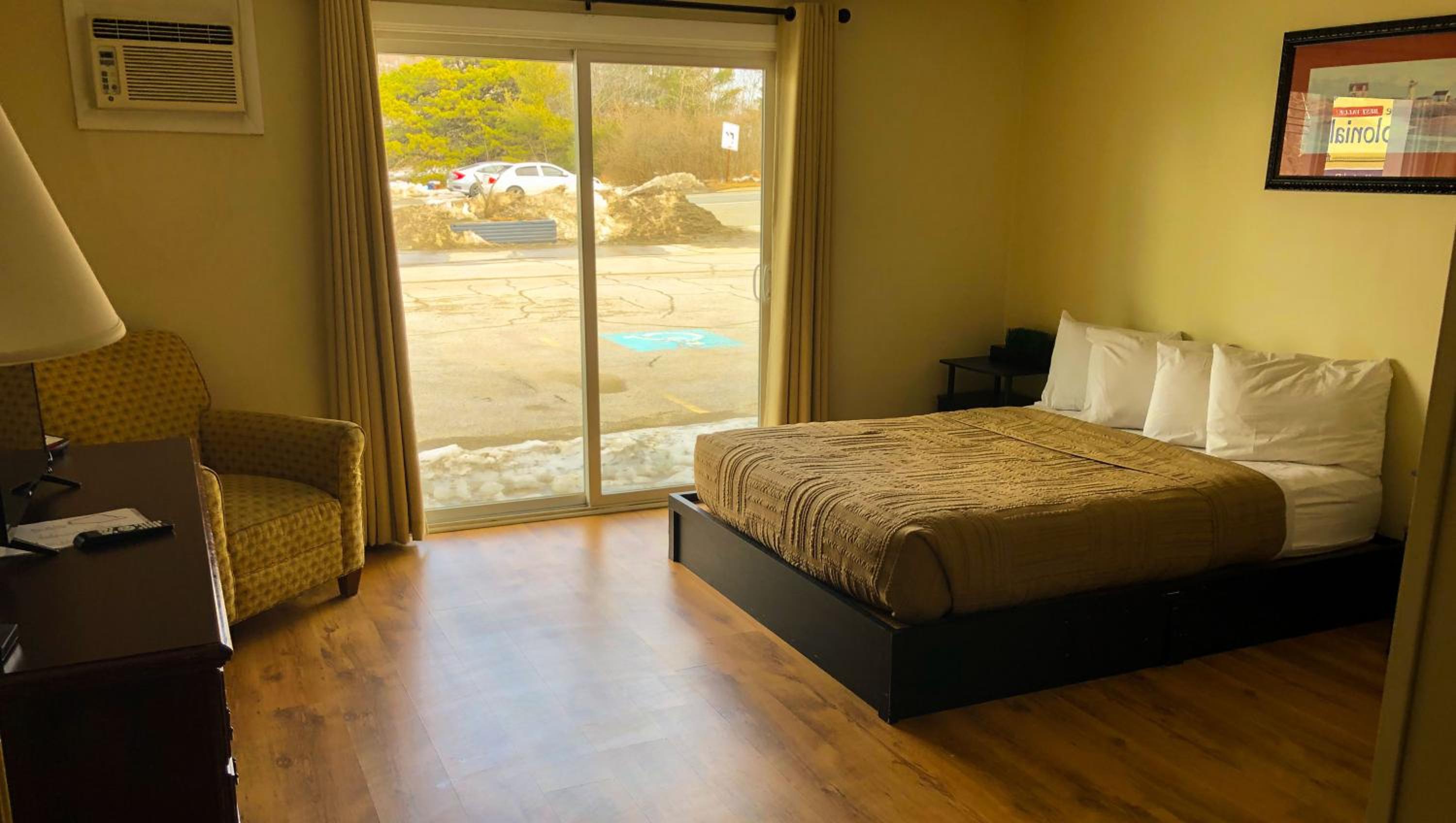 Queen Room - Disability Access - Photo 8