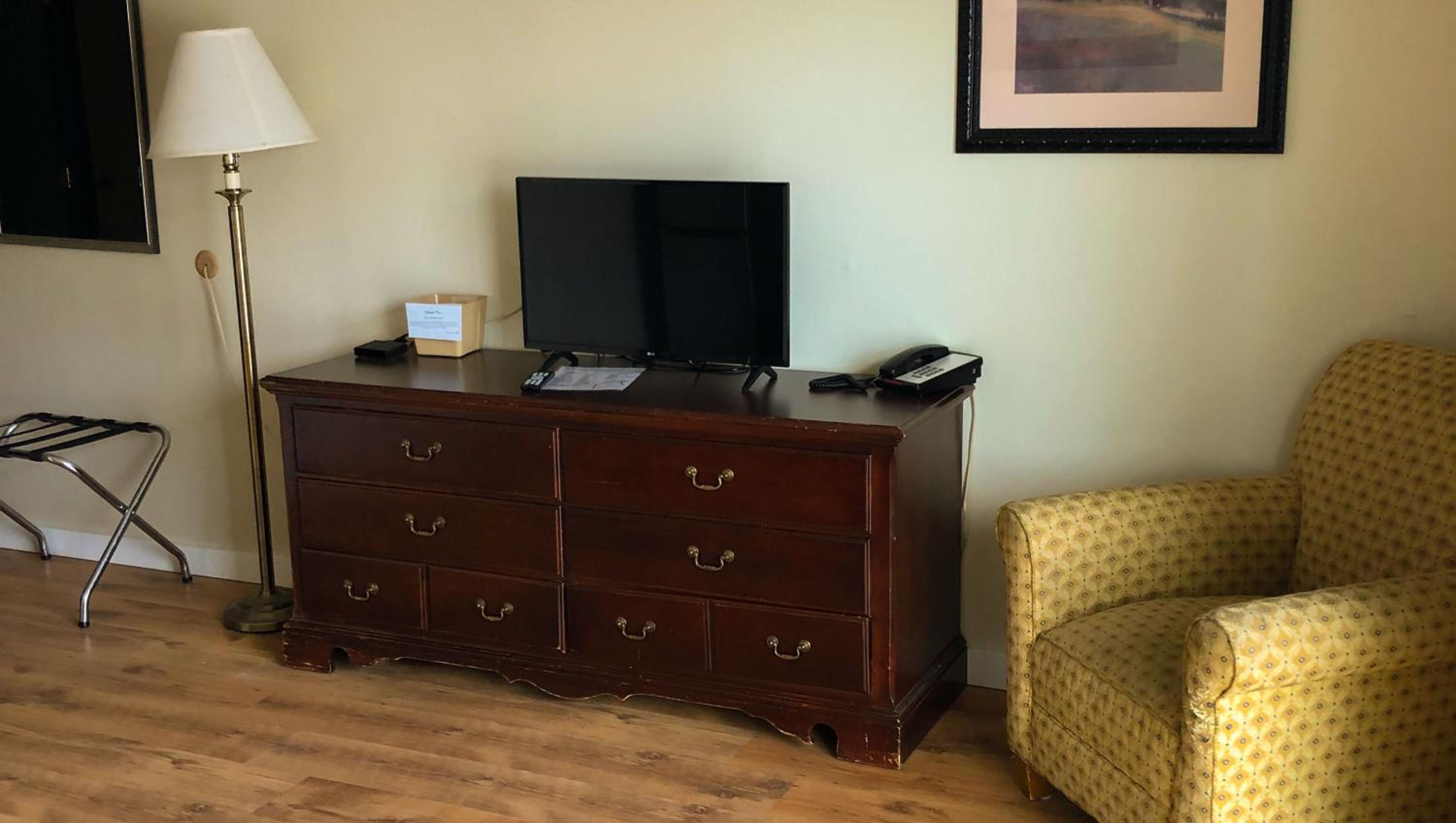 Queen Room - Disability Access - Photo 6