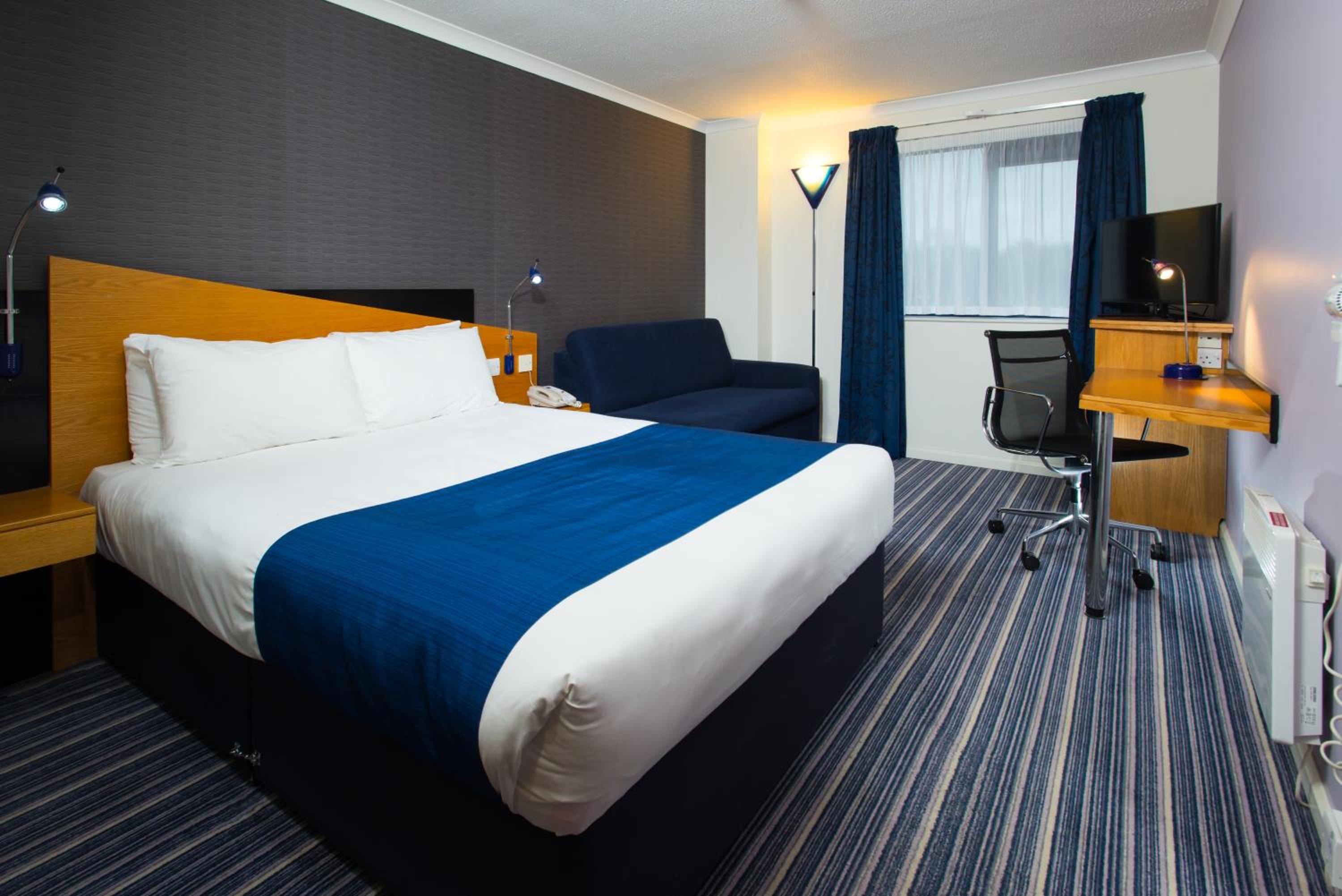 Standard Double Room with Sofa Bed and Free Hot Breakfast - Photo 1