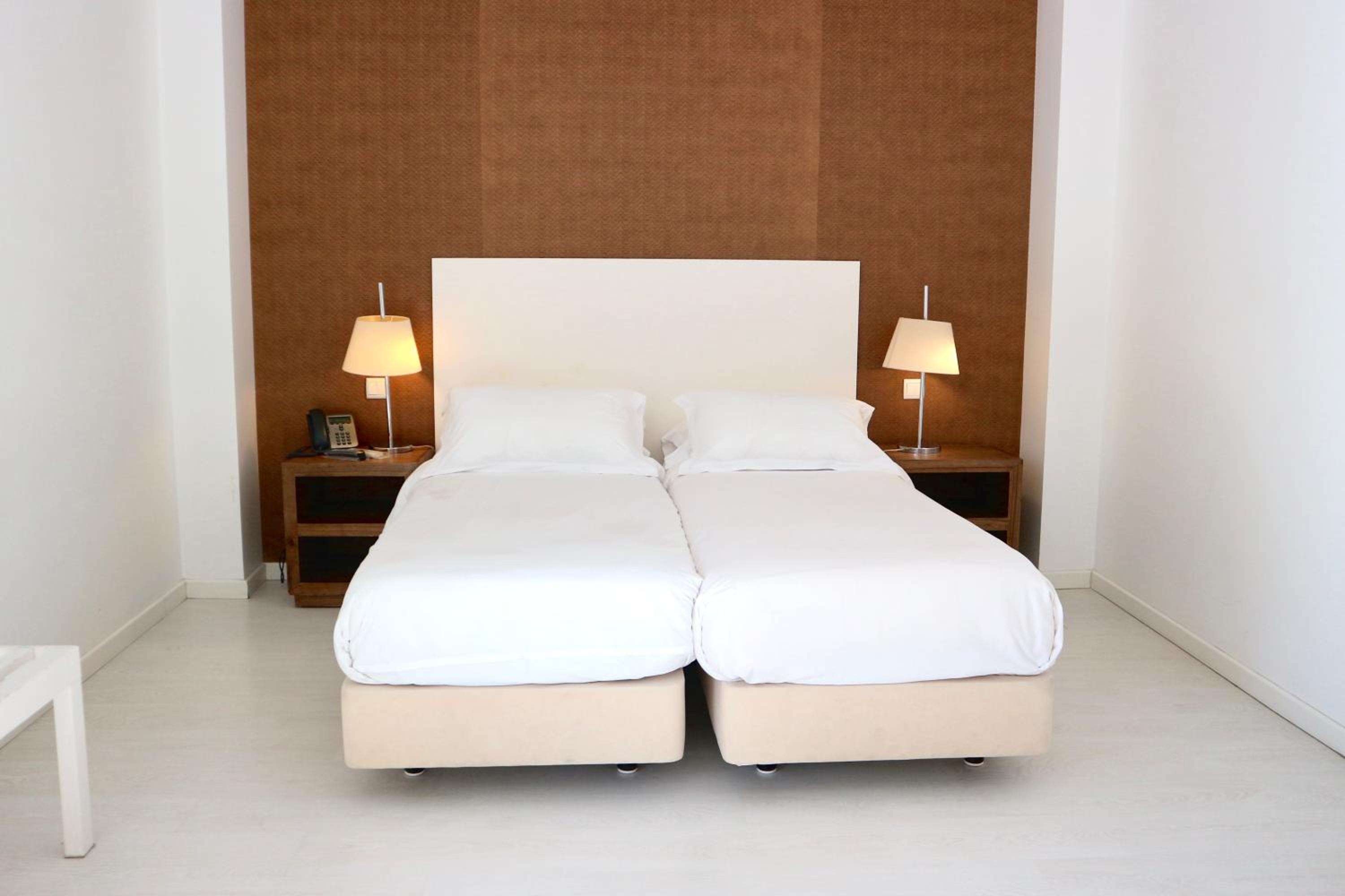 Twin Room with Balcony - Photo 3