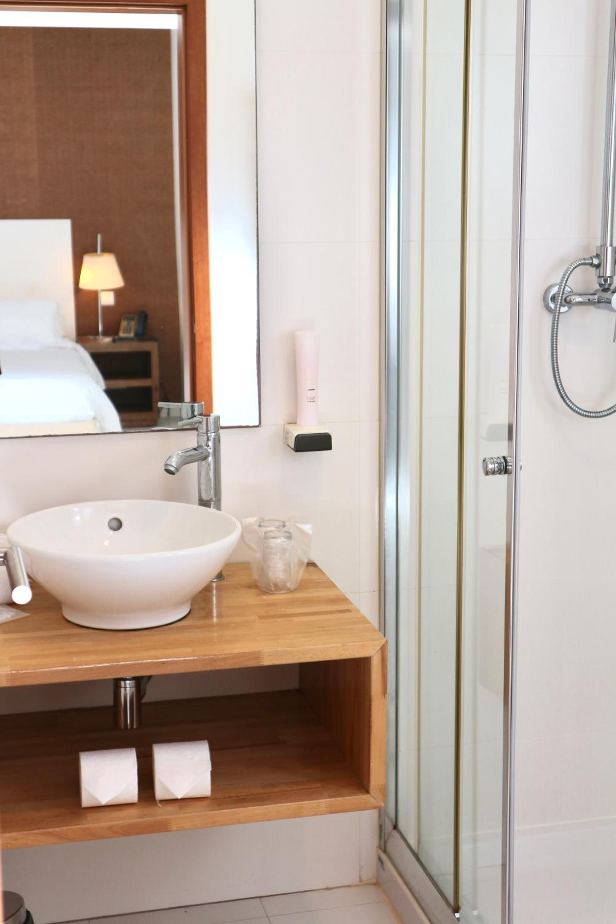 Twin Room with Balcony - Photo 5