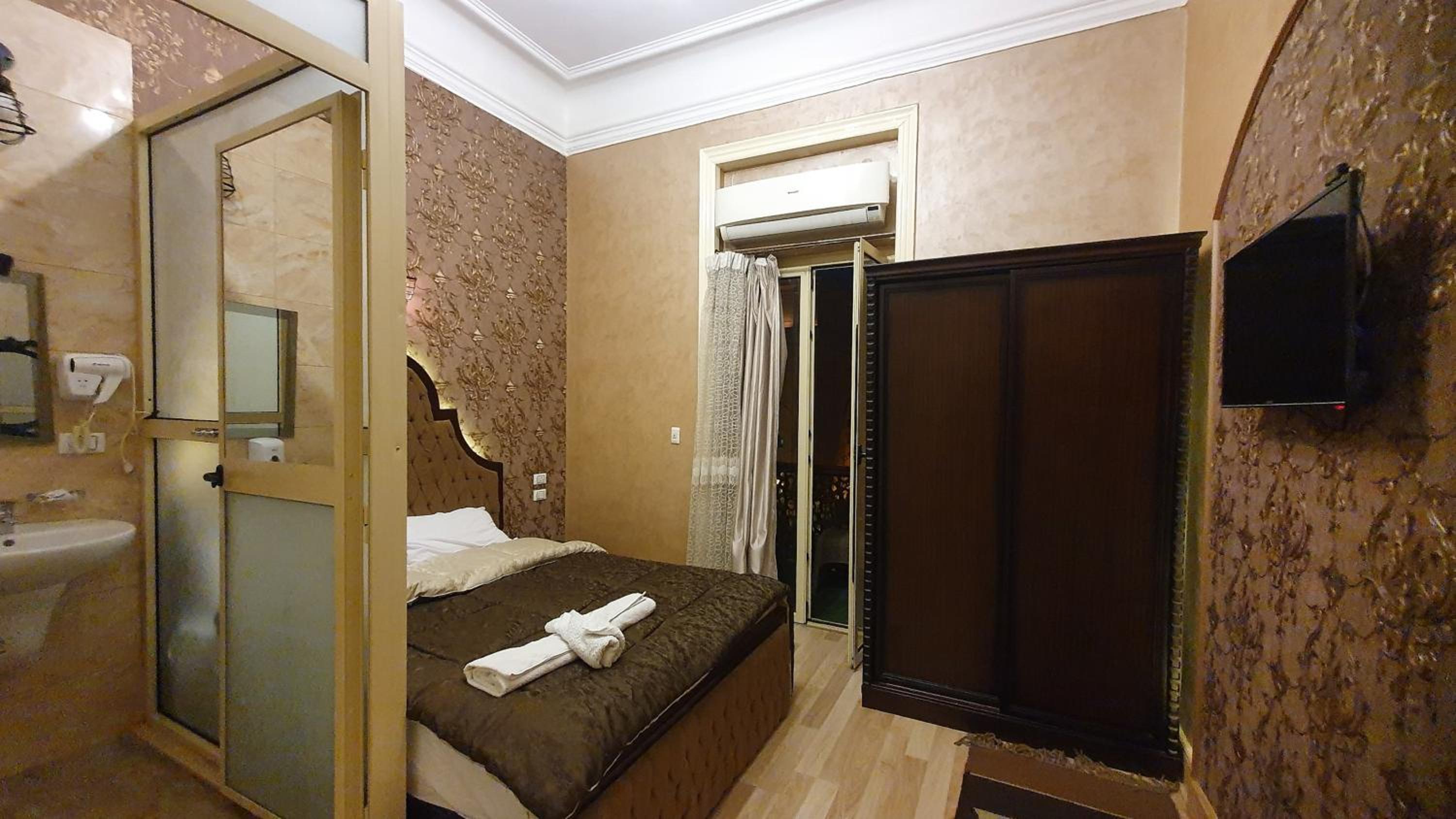 Deluxe Double Room with Balcony photo 2