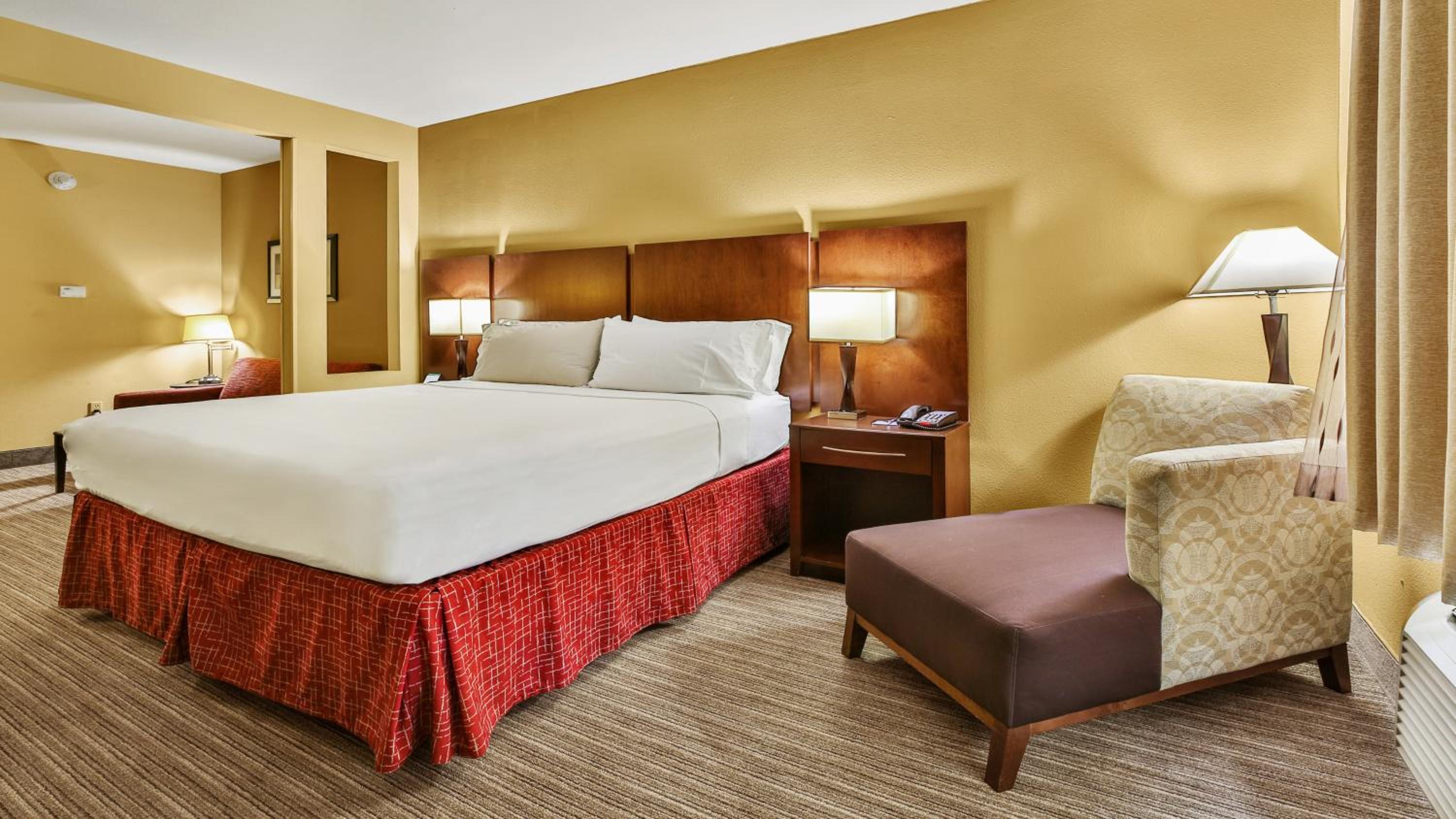 King Suite - Non-Smoking - Photo 2