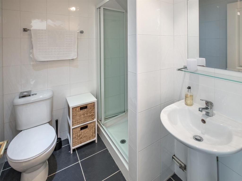 Apartment with Shower photo 2