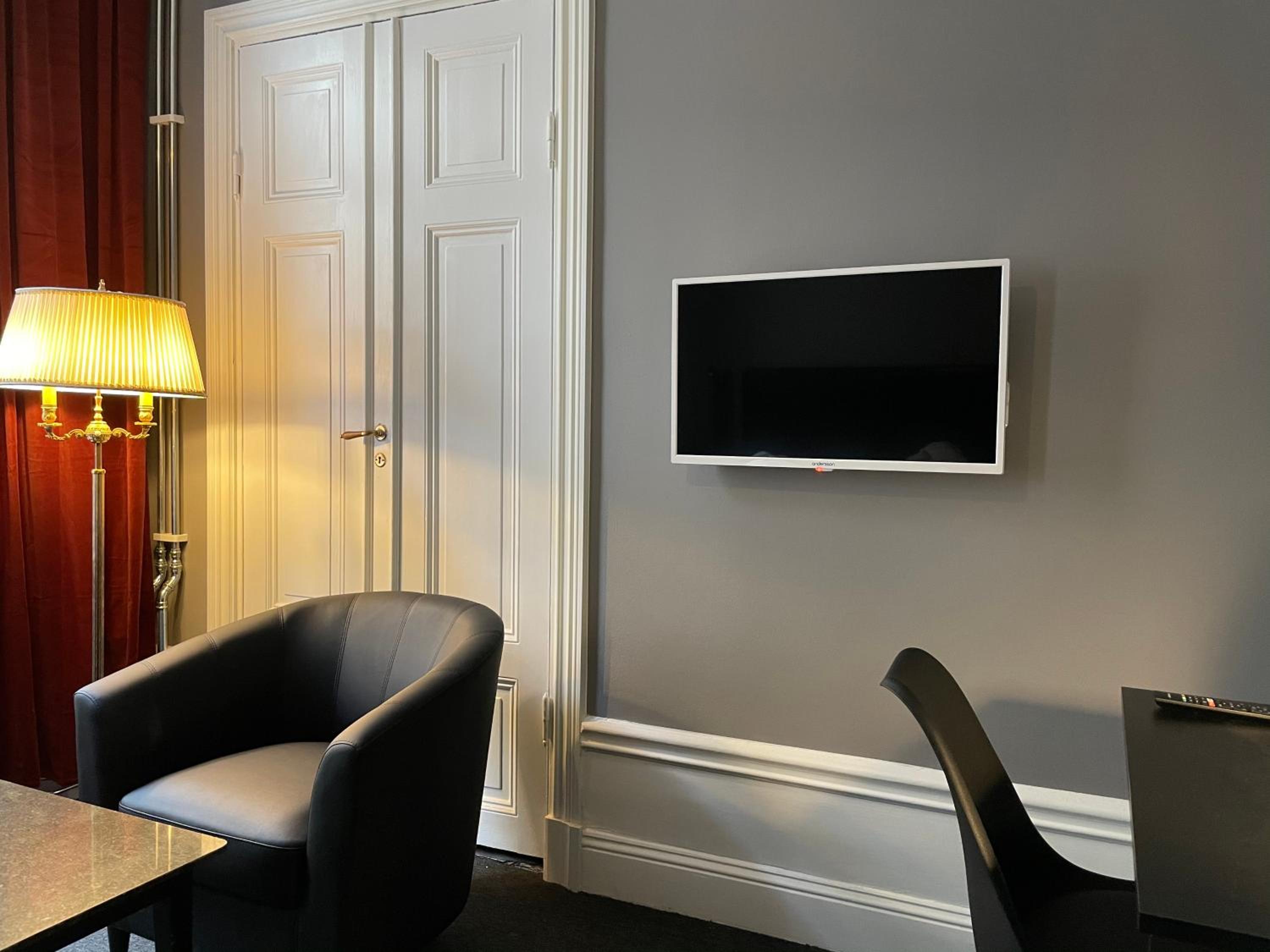 Deluxe Double Room thumbnail 6