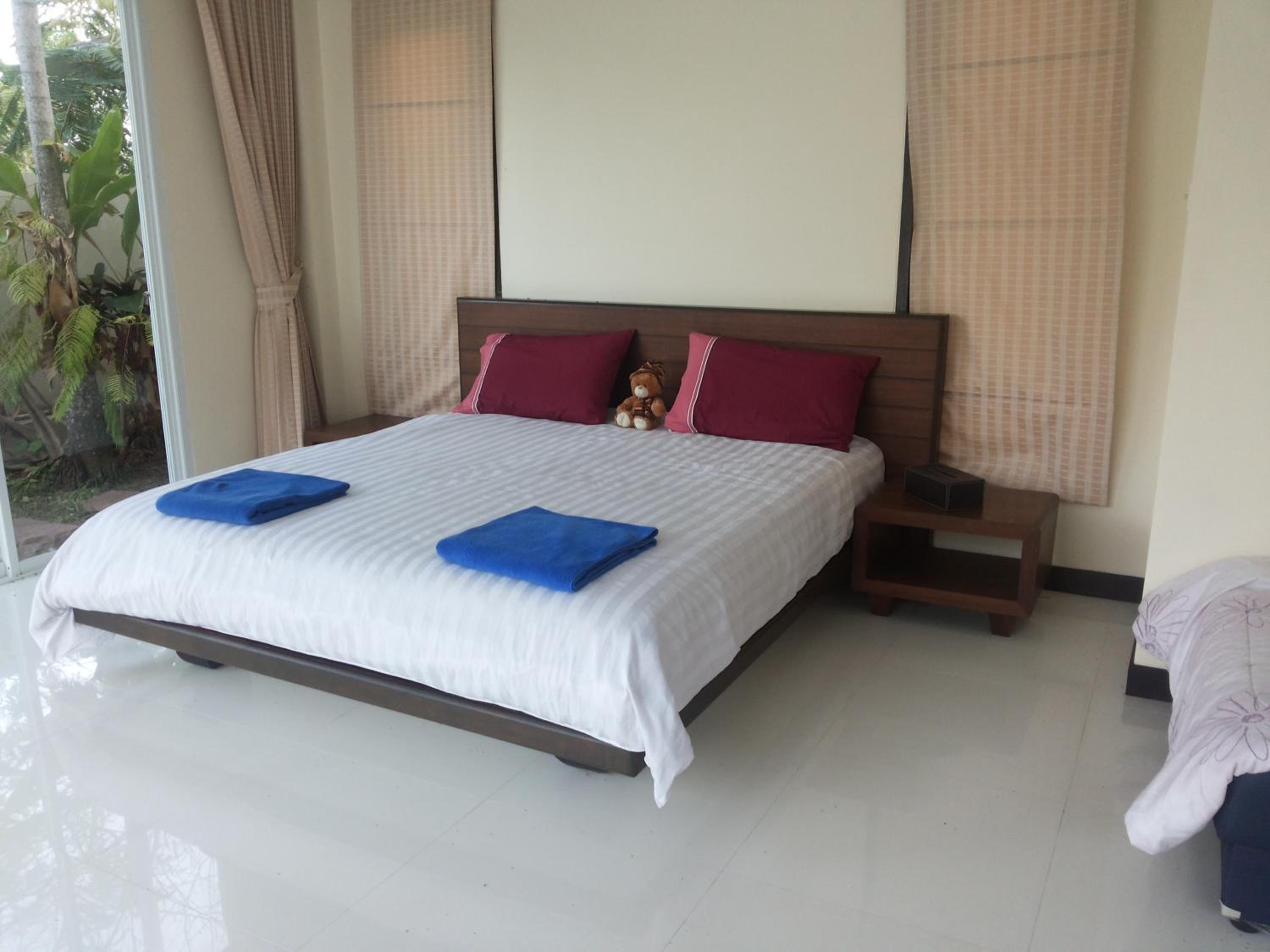 Six-Bedroom House photo 1