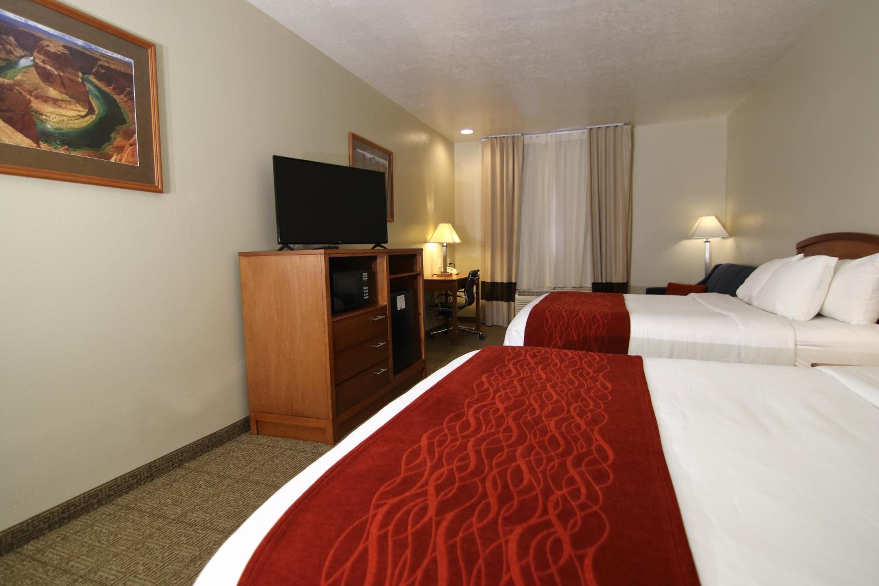 Standard Queen Room with Two Queen Beds - Non-Smoking - Photo 5