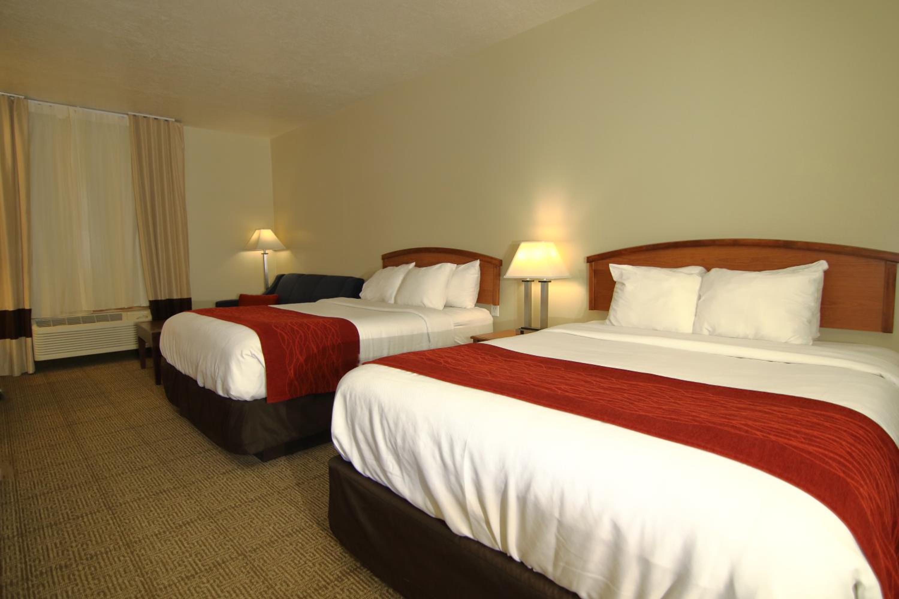 Standard Queen Room with Two Queen Beds - Non-Smoking - Photo 6