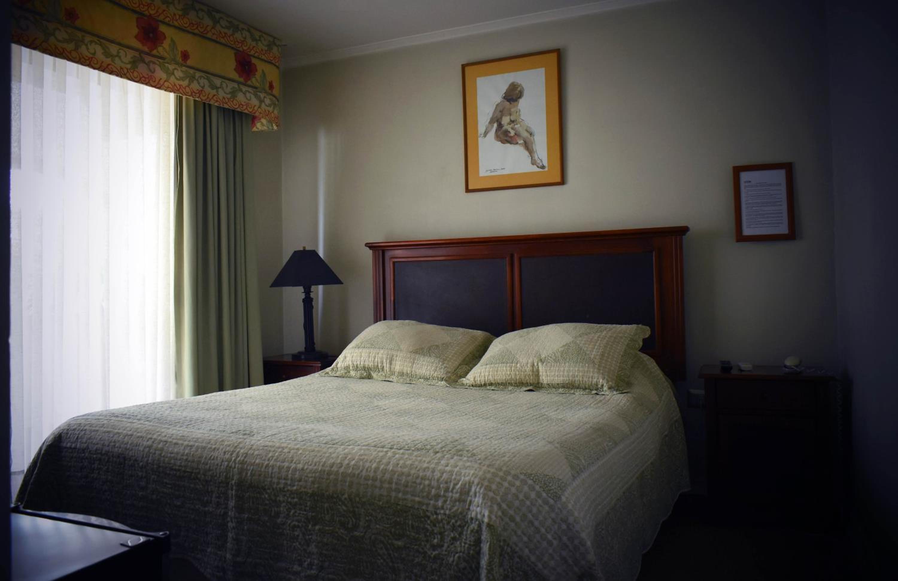Queen Room photo 2