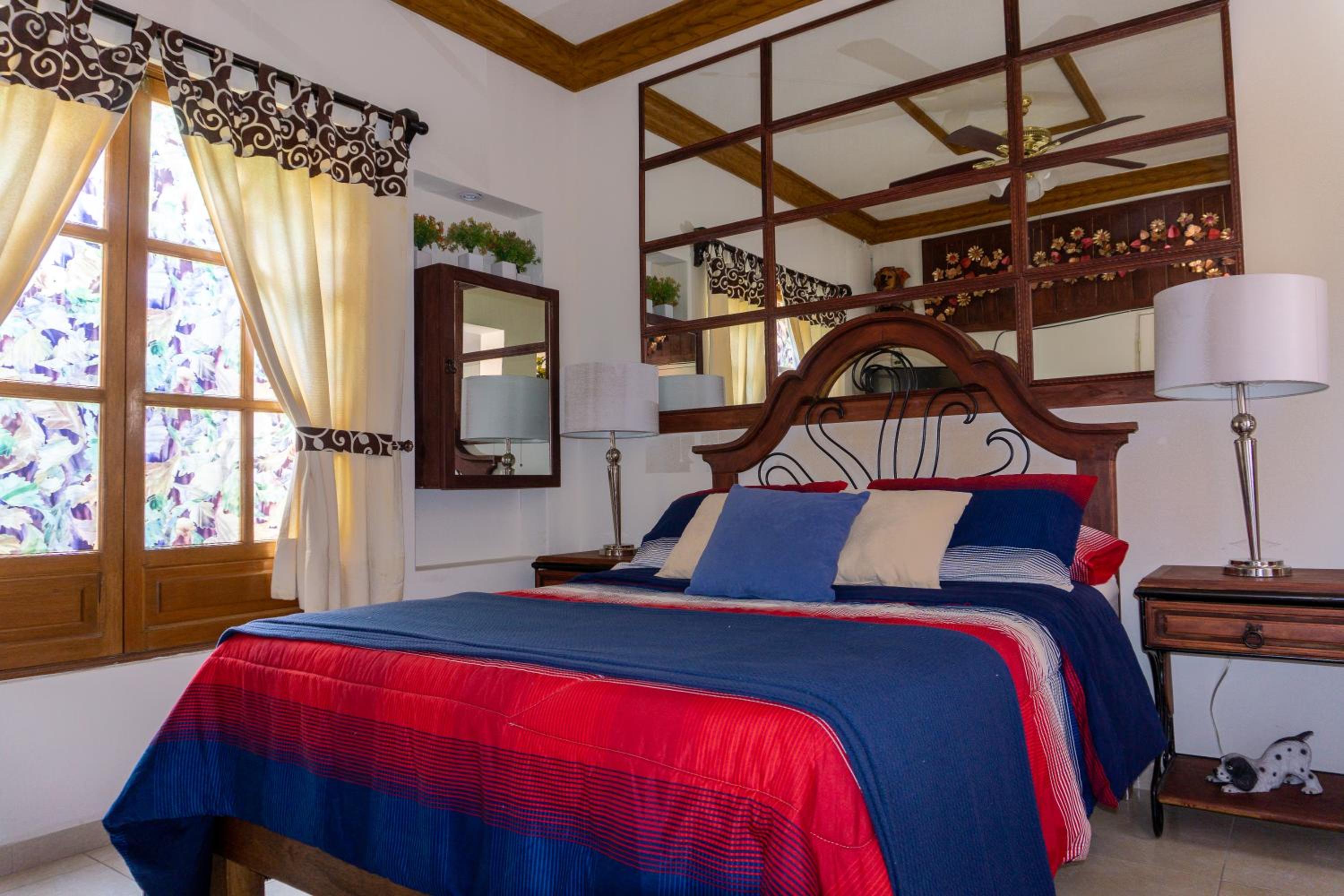 Queen Room with Two Queen Beds - Disability Access photo 2