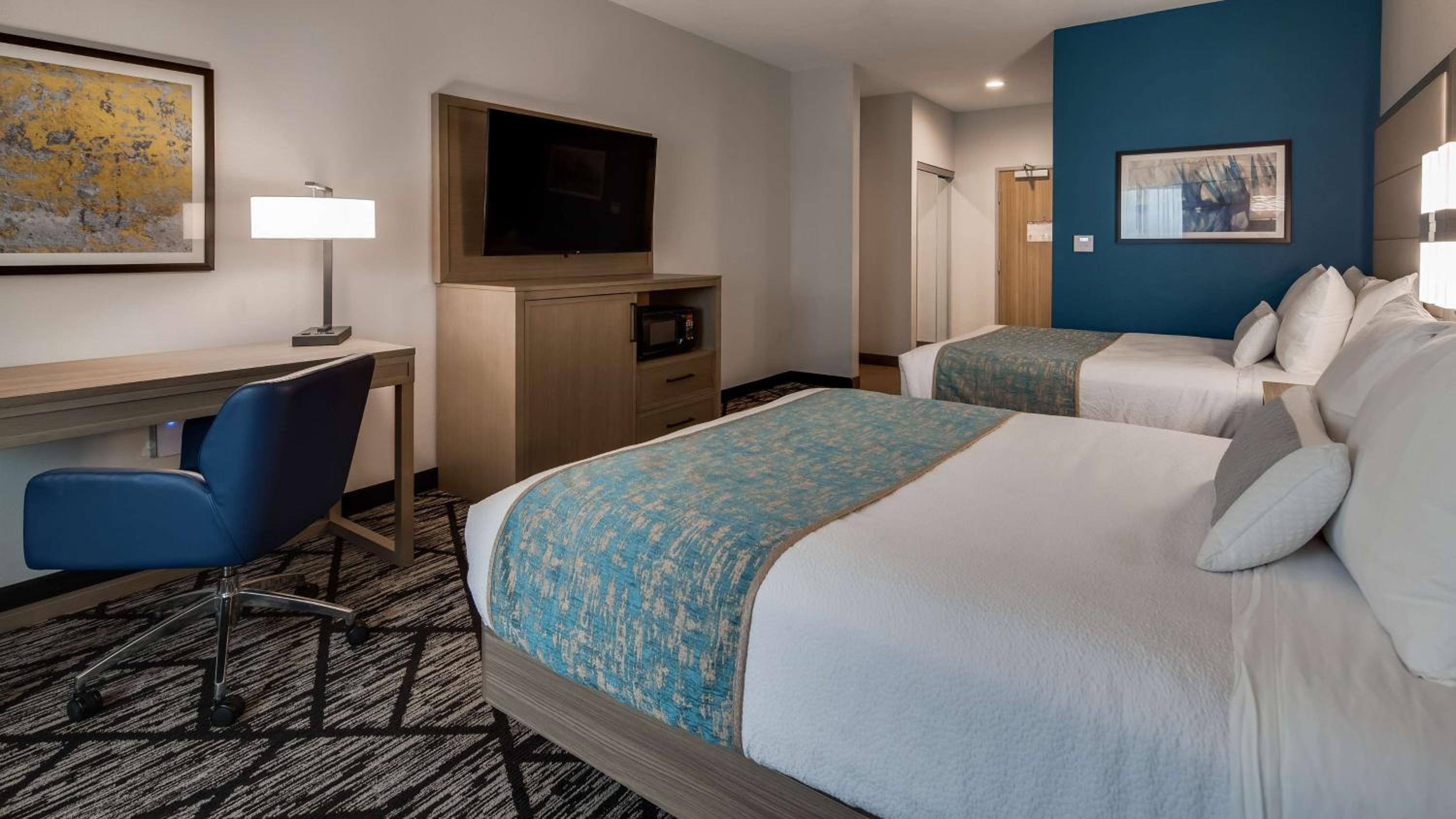 Queen Room with Two Queen Beds - Non-Smoking - Photo 6