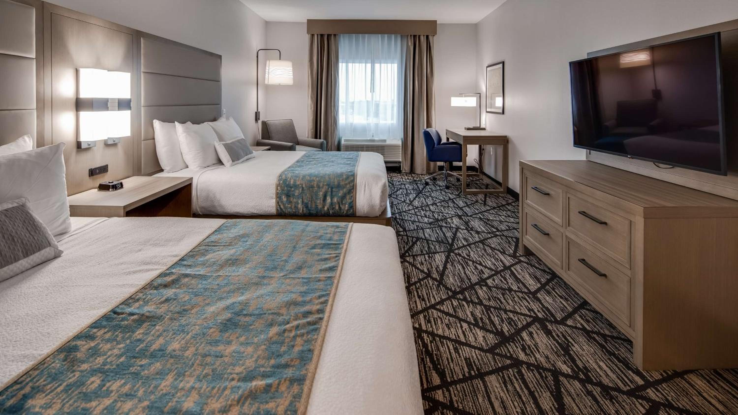 Queen Room with Two Queen Beds - Non-Smoking - Photo 4