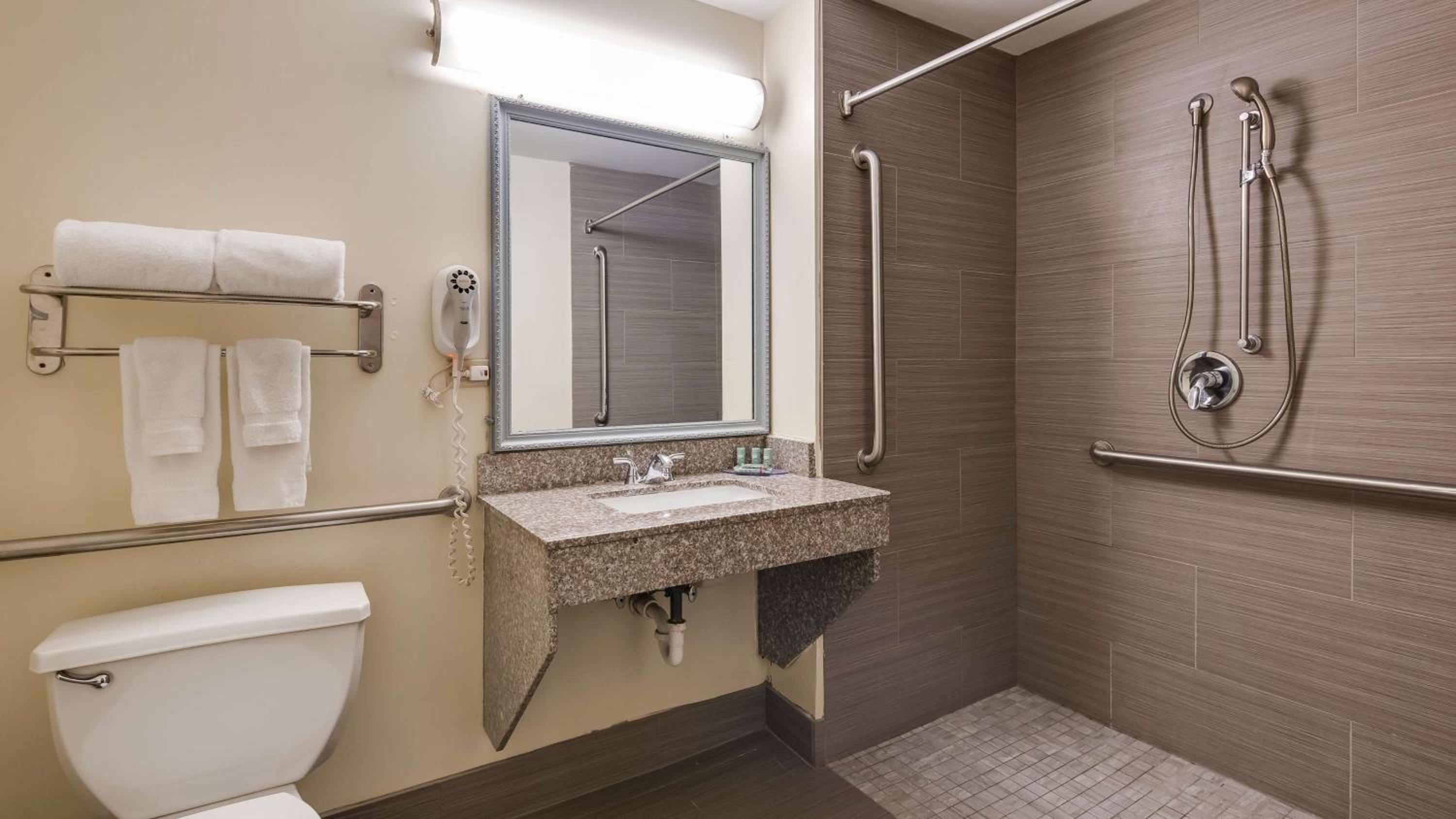 Queen Room with Two Queen Beds with Roll-In Shower - Mobility Access - Photo 2