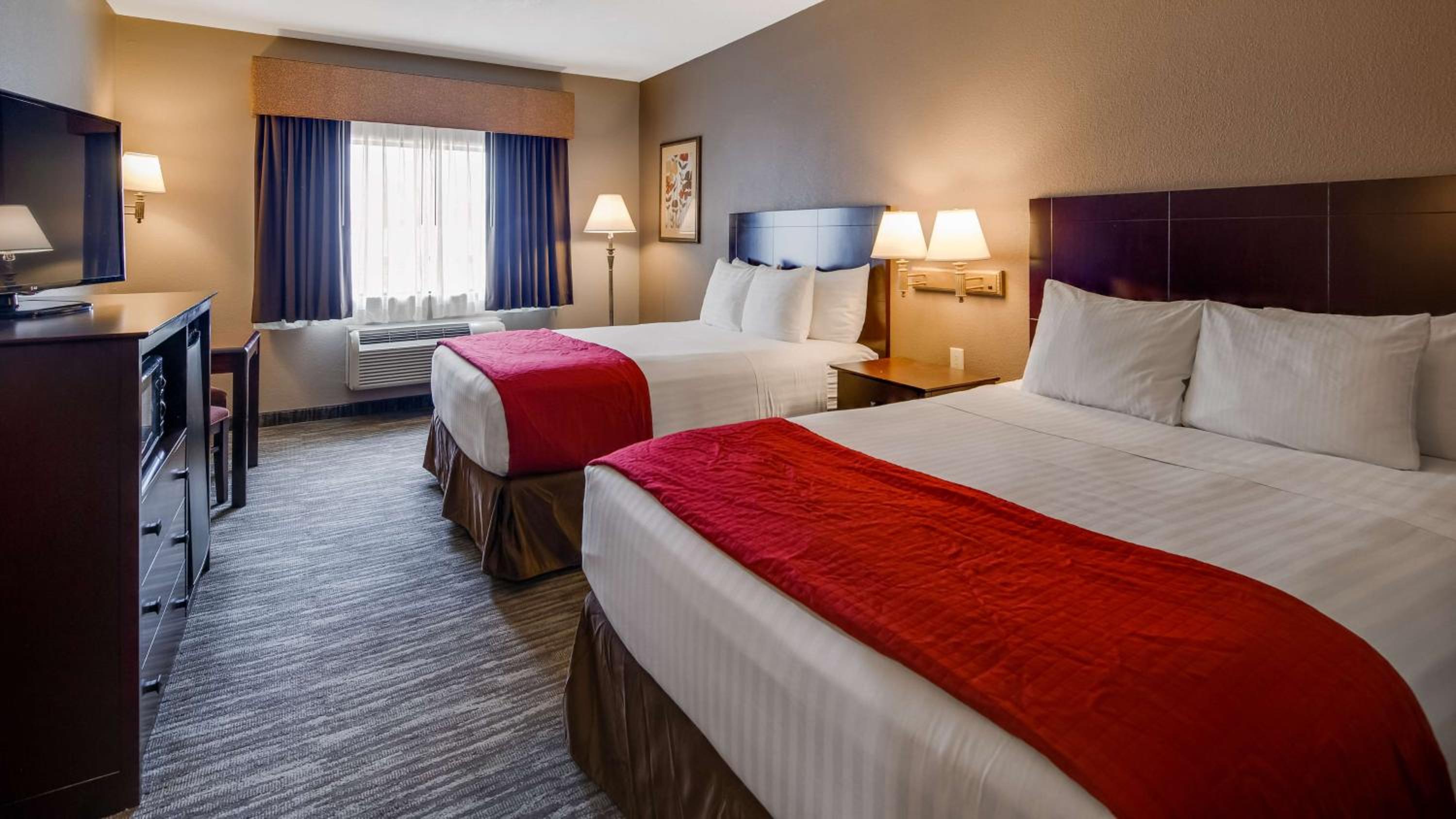 Queen Room with Two Queen Beds - Non-Smoking photo 3