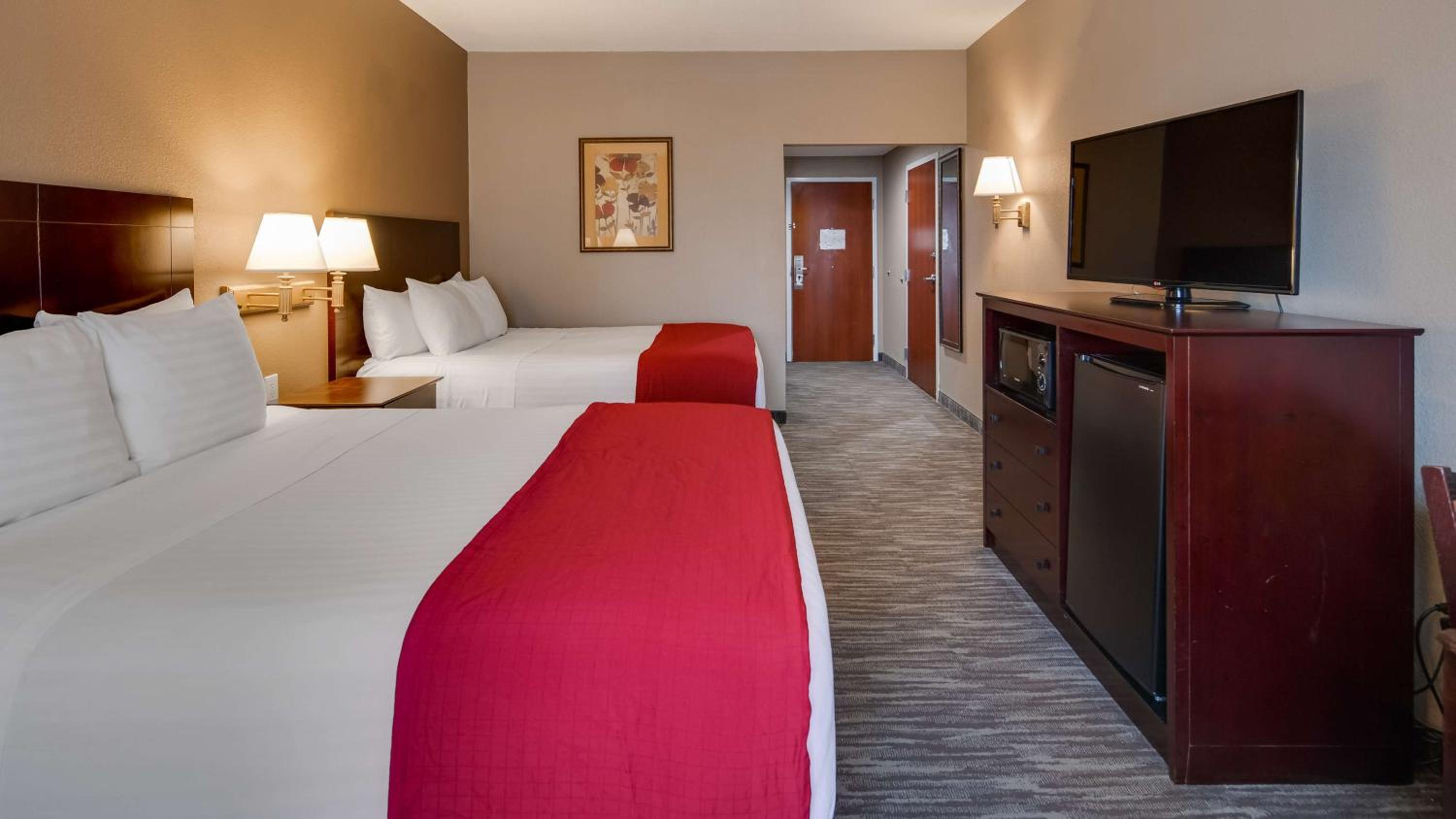 Queen Room with Two Queen Beds - Non-Smoking photo 2