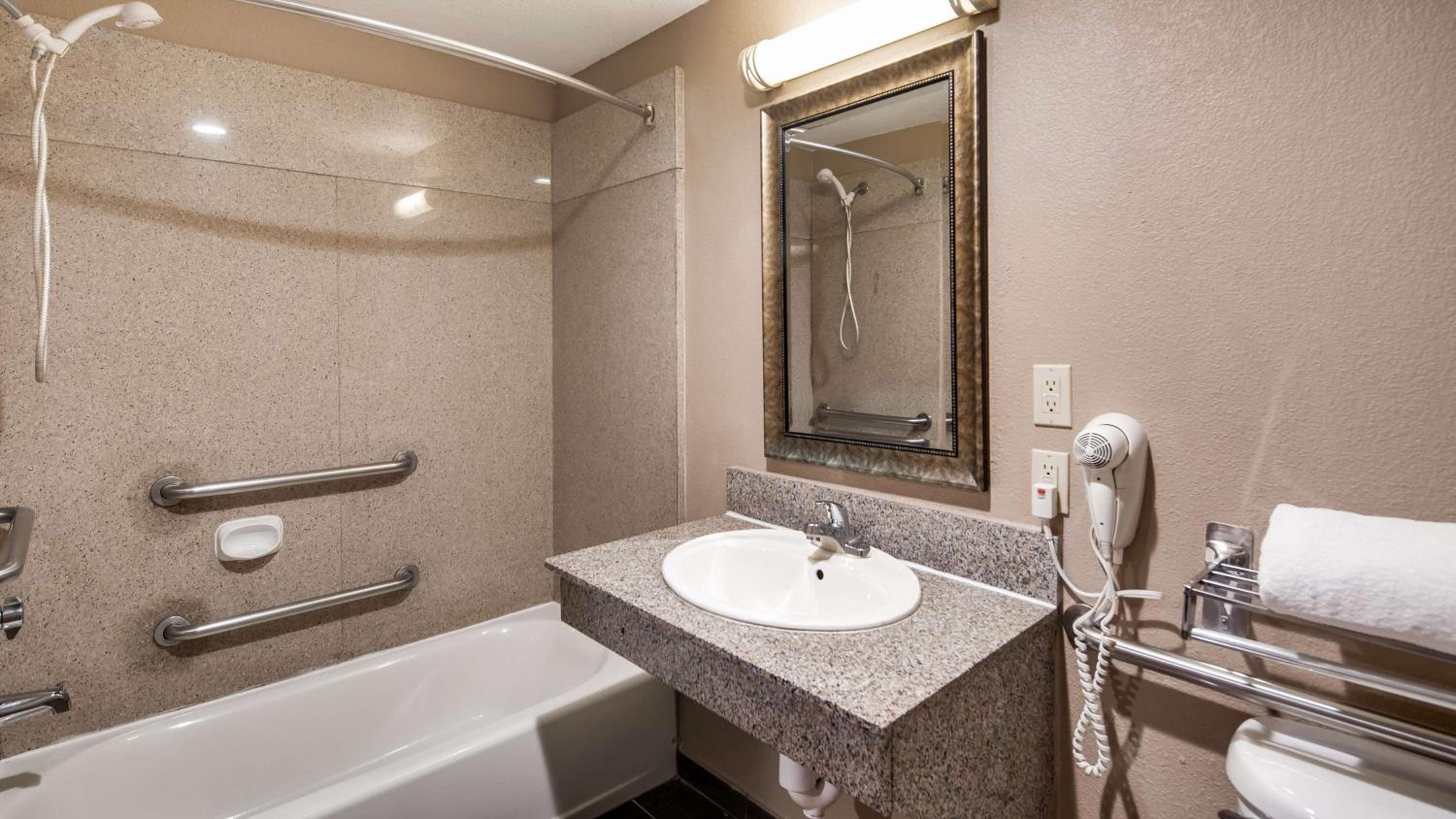 King Suite with Bathtub - Disability Access/Smoking photo 2