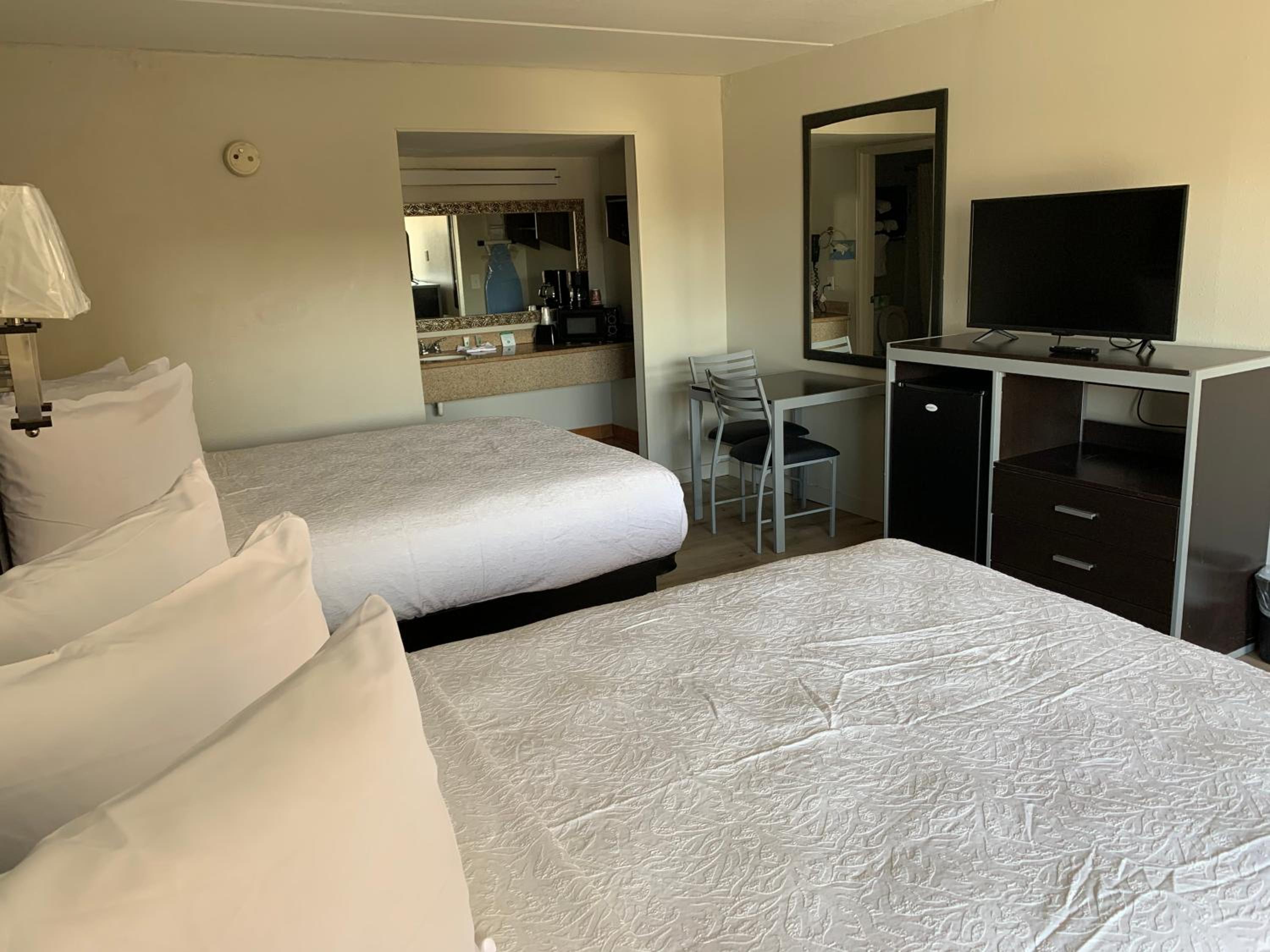 Queen Room with Two Queen Beds - Photo 8