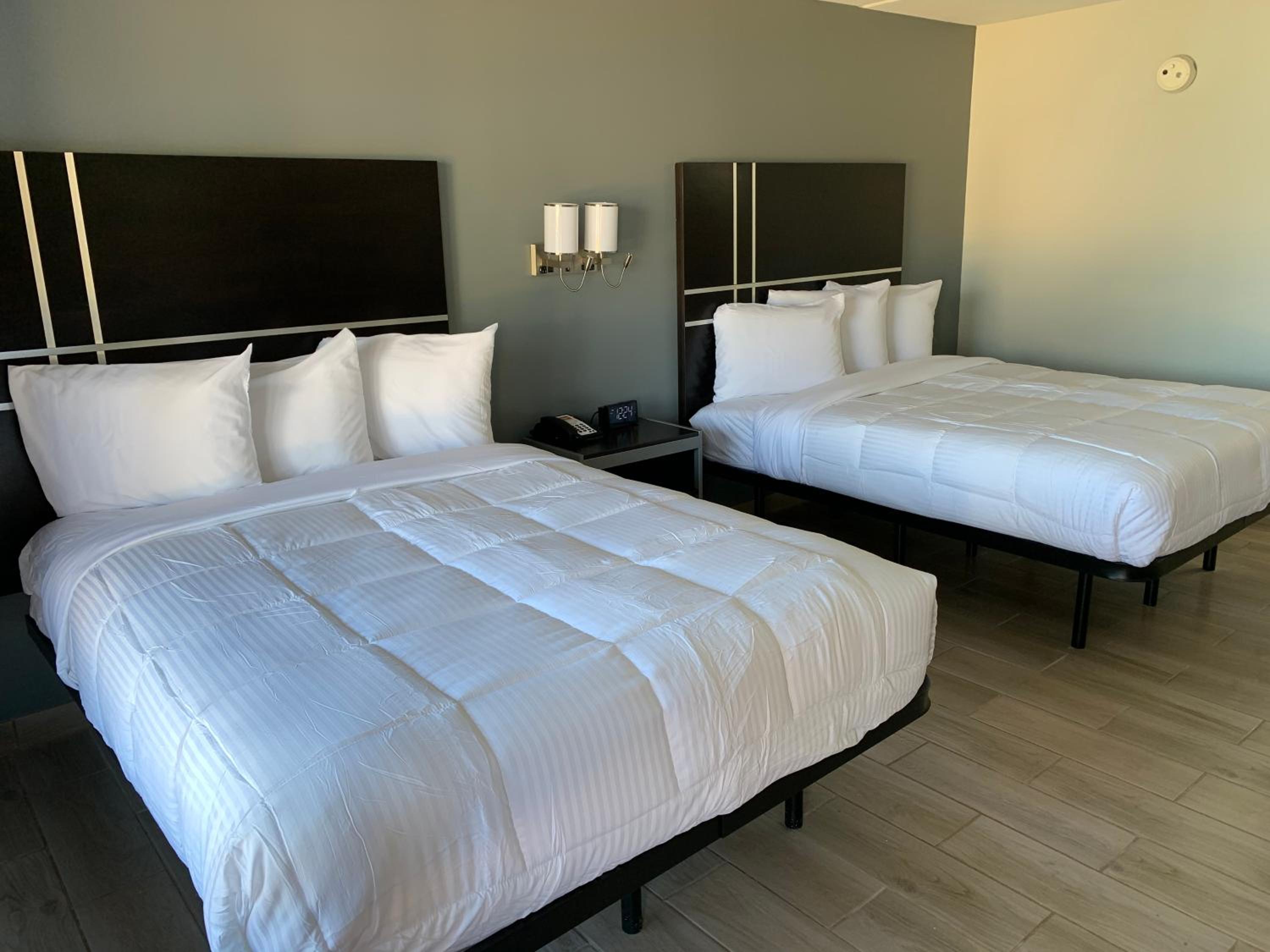 Queen Room with Two Queen Beds - Photo 3