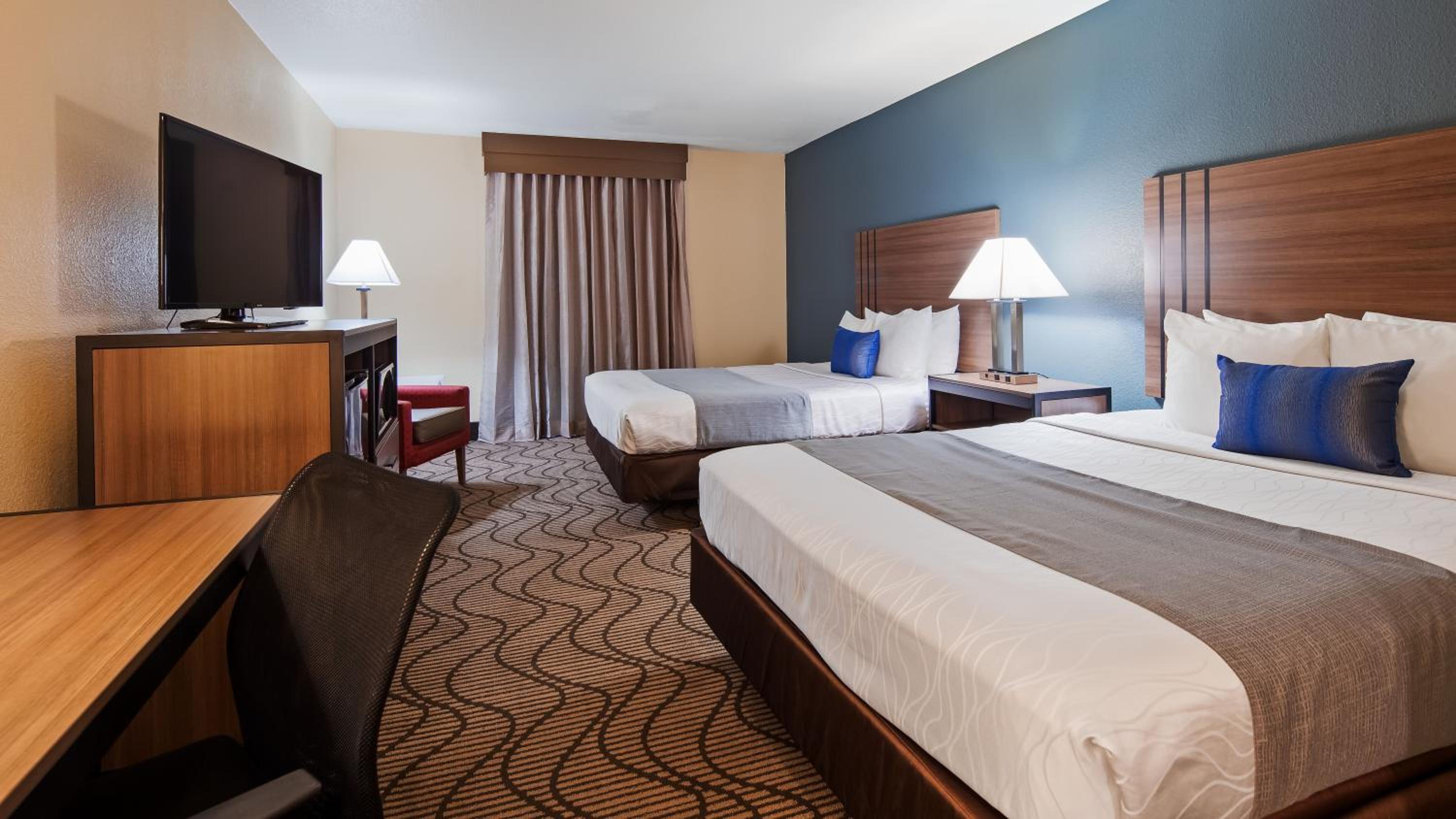 Queen Room with Two Queen Beds - Non-Smoking - Photo 4