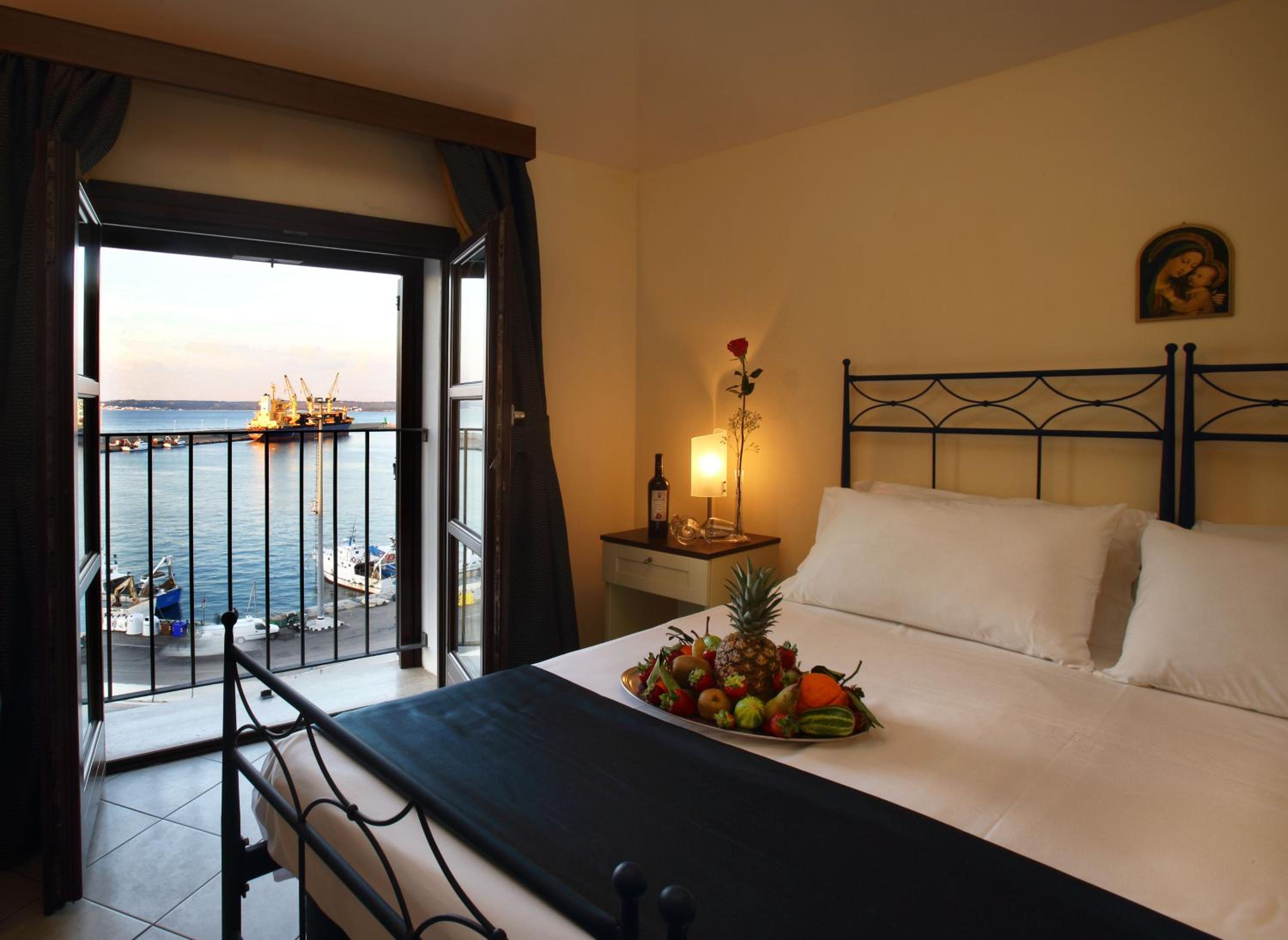 Double Room with Sea View - Photo 3