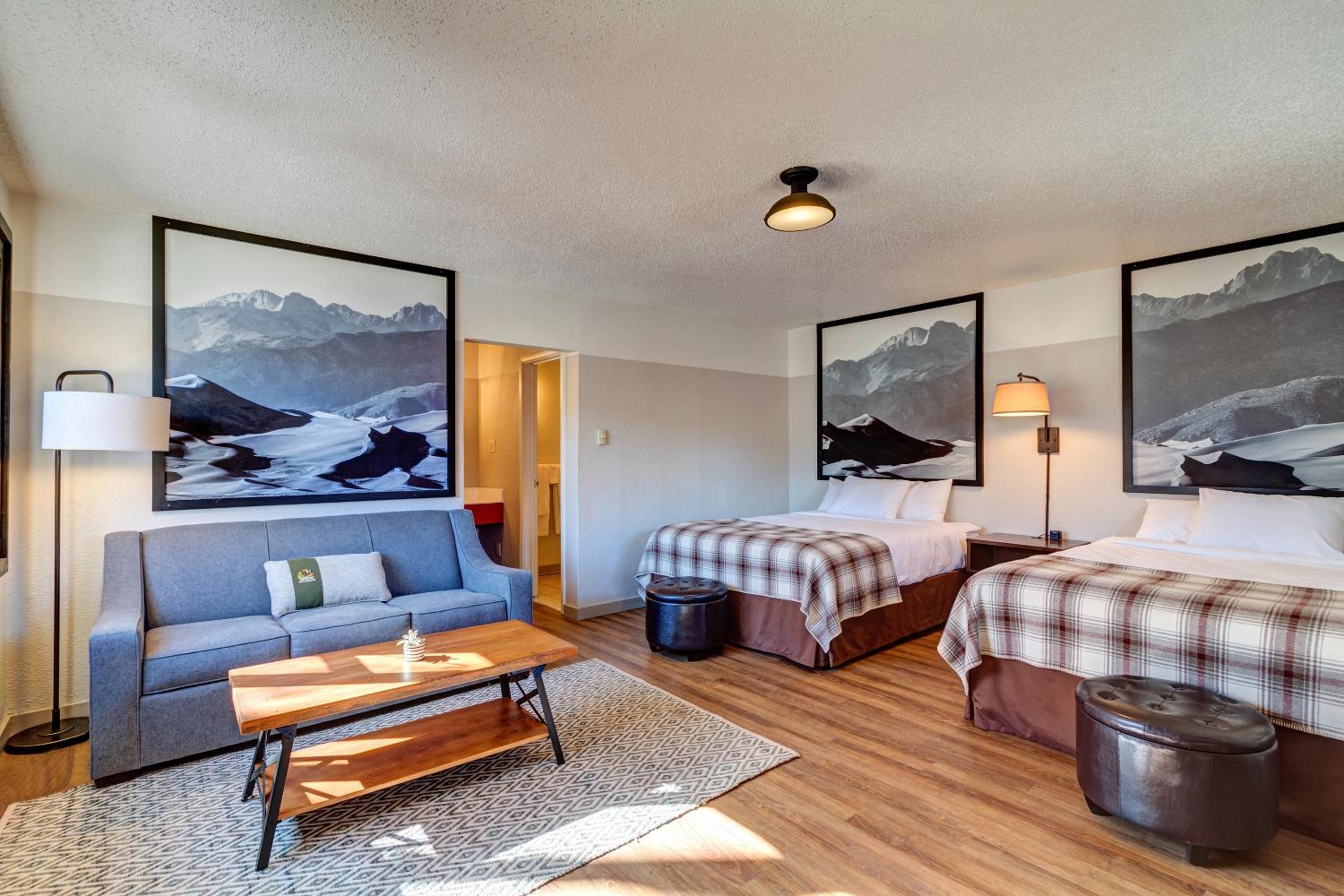 Monarch Family Room photo 3