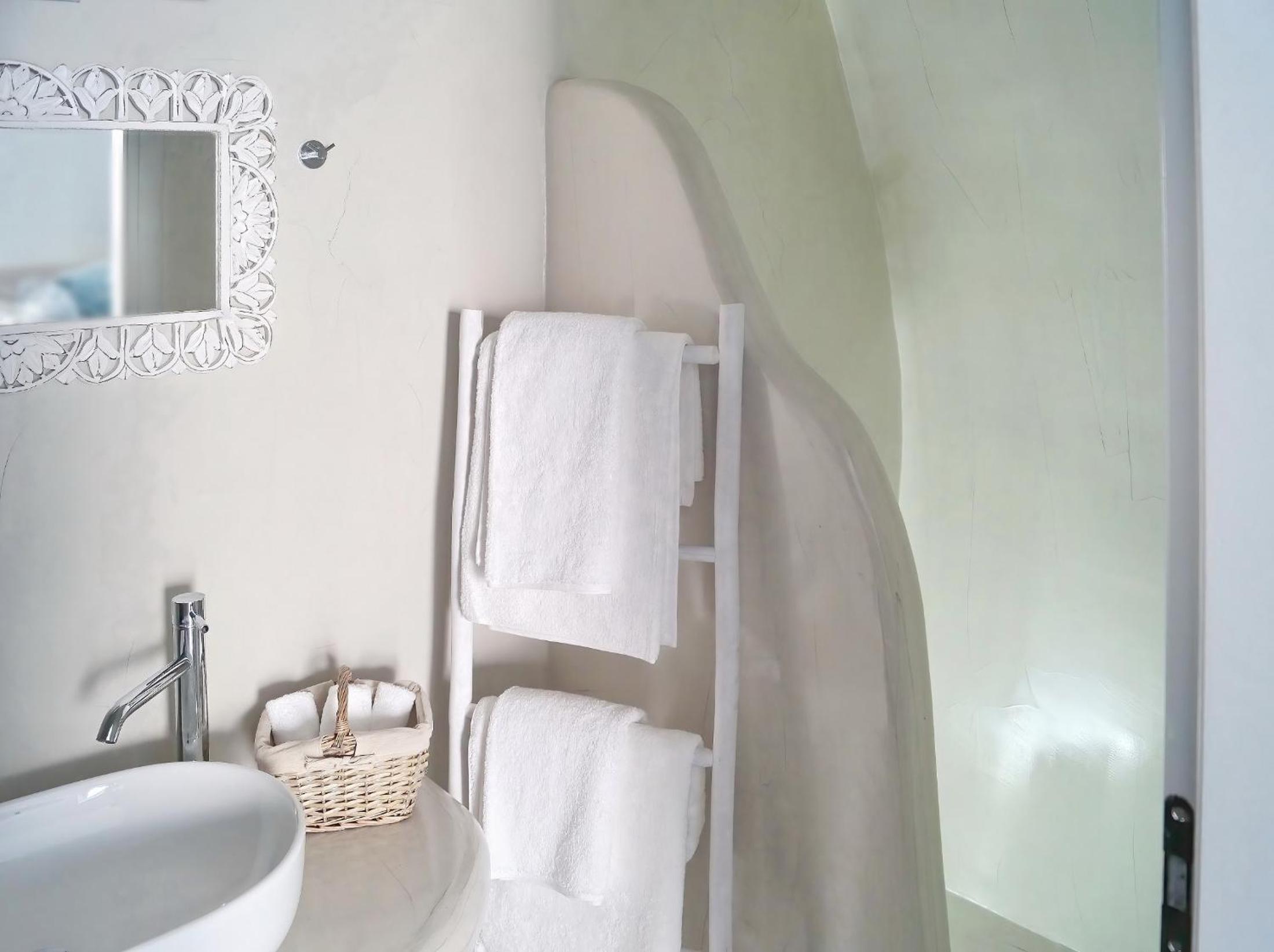 Queen Suite with Spa Bath photo 3