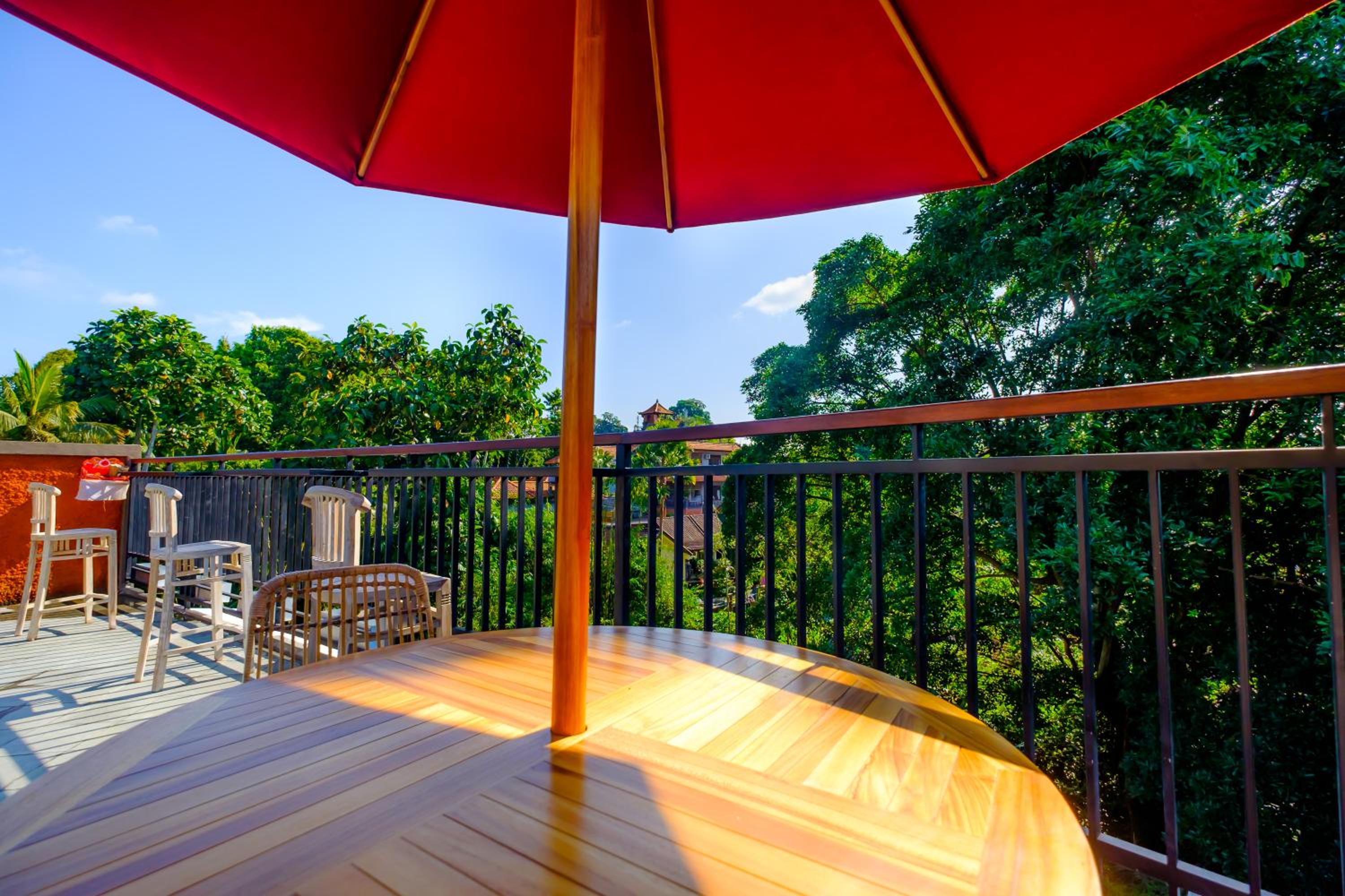 King Room with Balcony - Photo 6