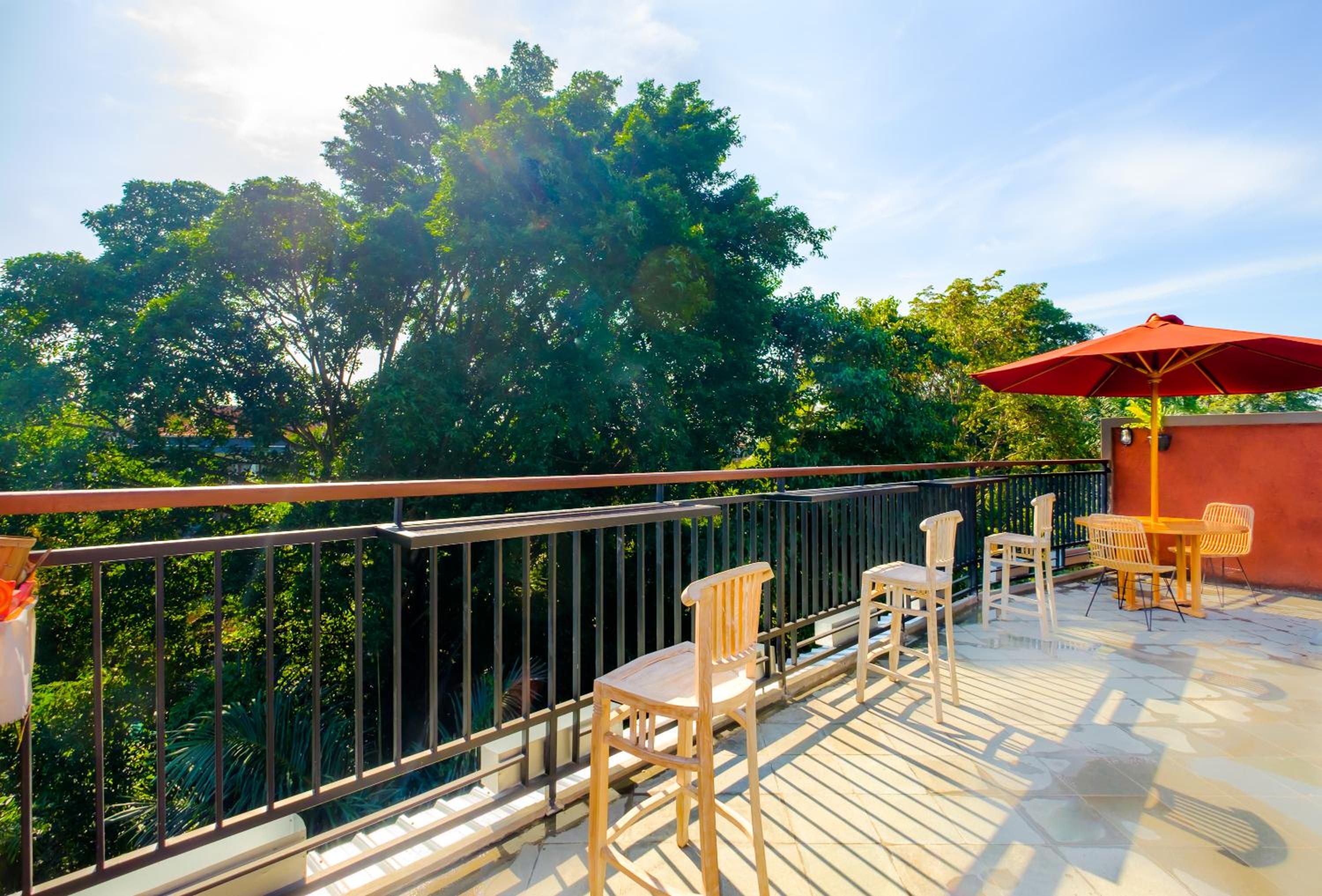 King Room with Balcony - Photo 7