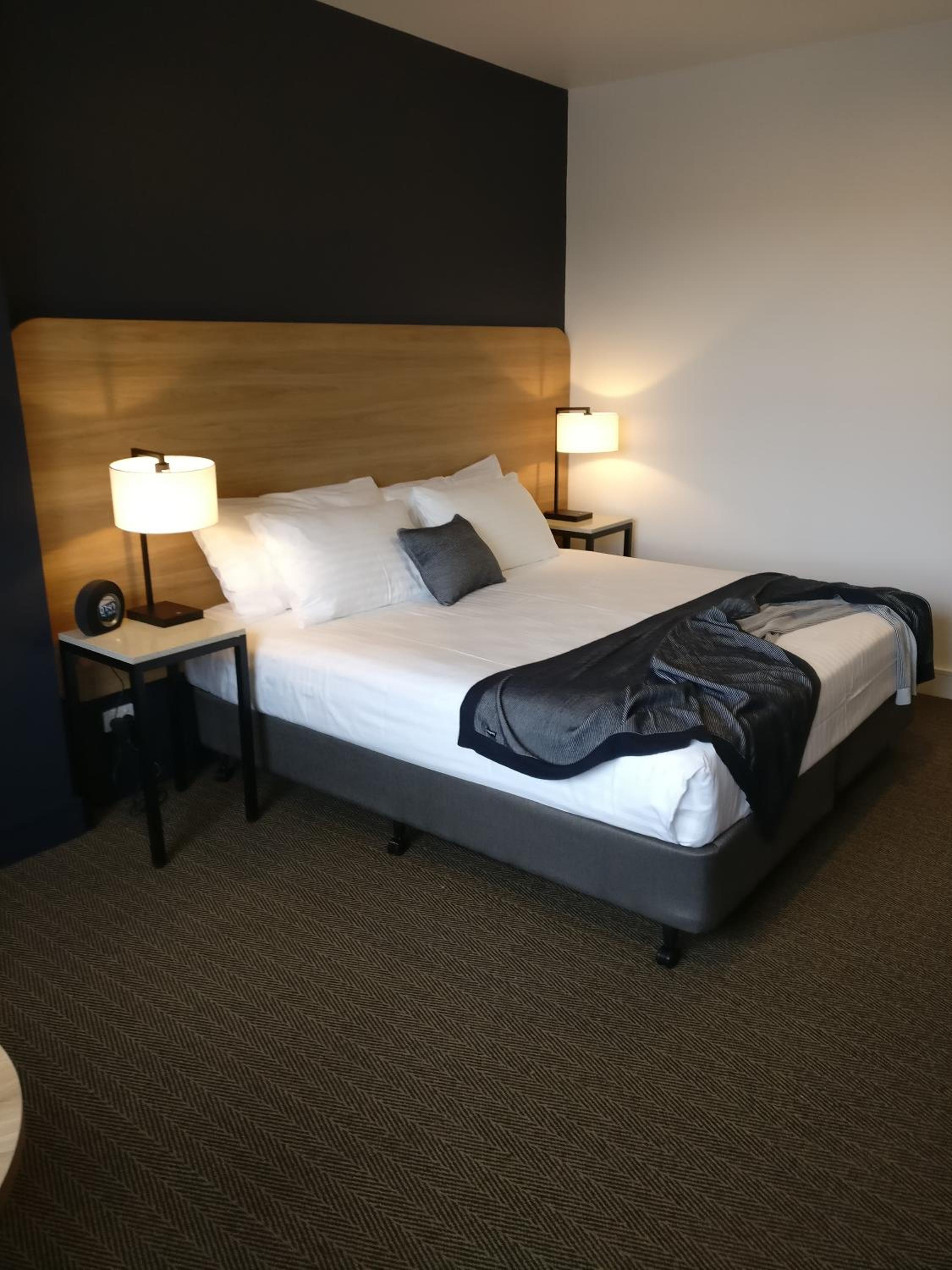 Executive King Room with Balcony - Photo 4