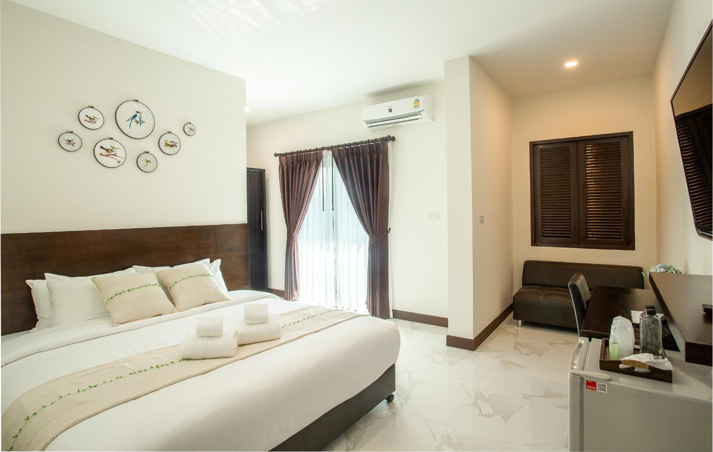 Deluxe Double Room with Balcony - Photo 9