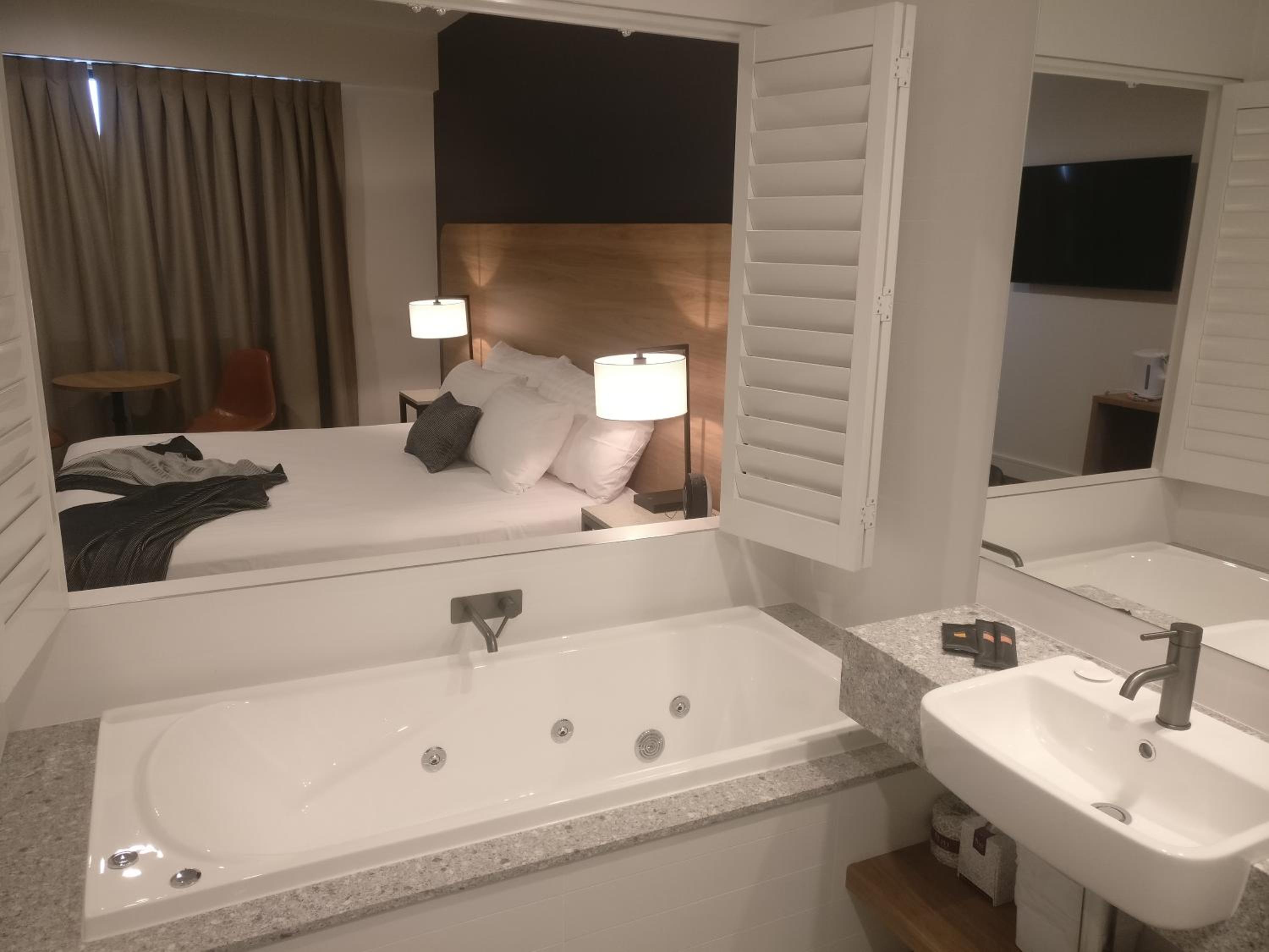 Executive King Room with Spa Bath - Photo 6