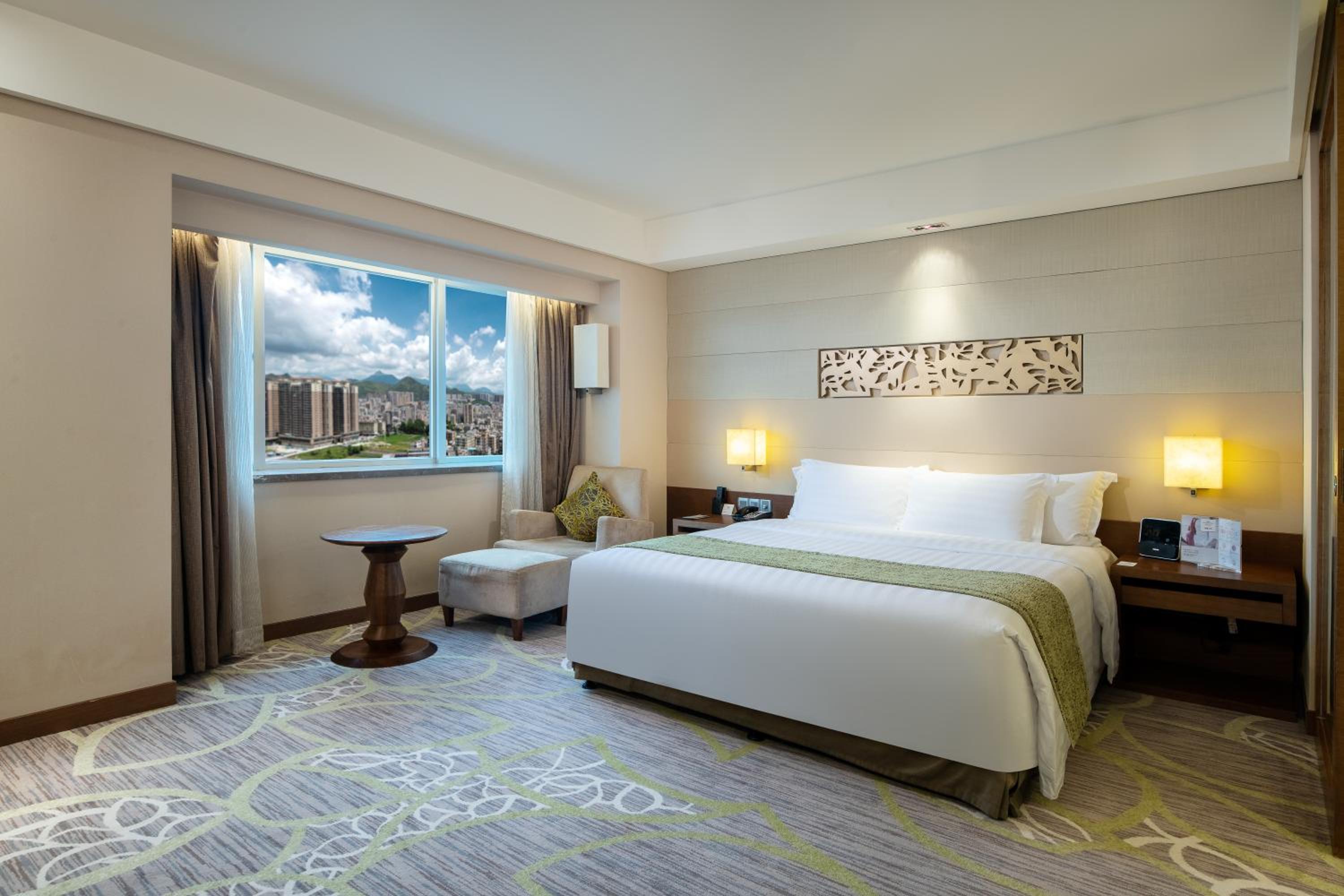 Standard King Room with City View - Lounge Access