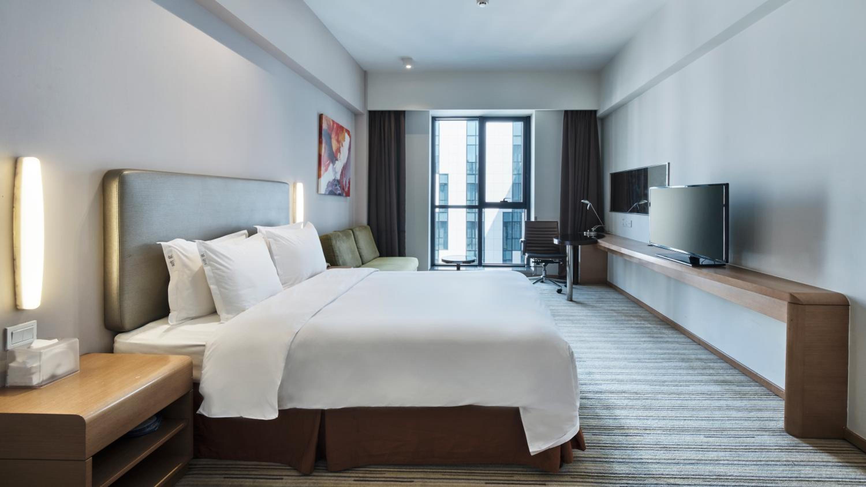 Queen Room - Accessible