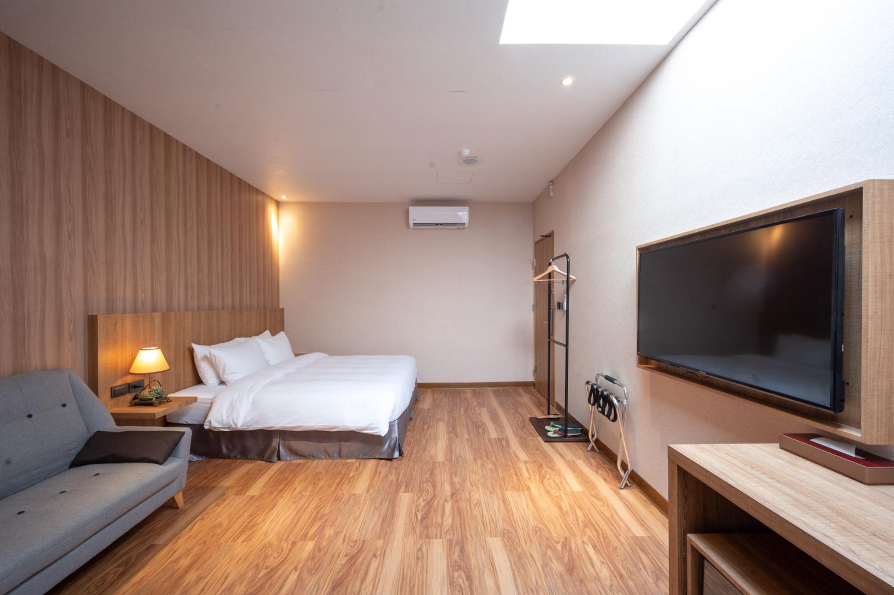 Senior Suite - Photo 3