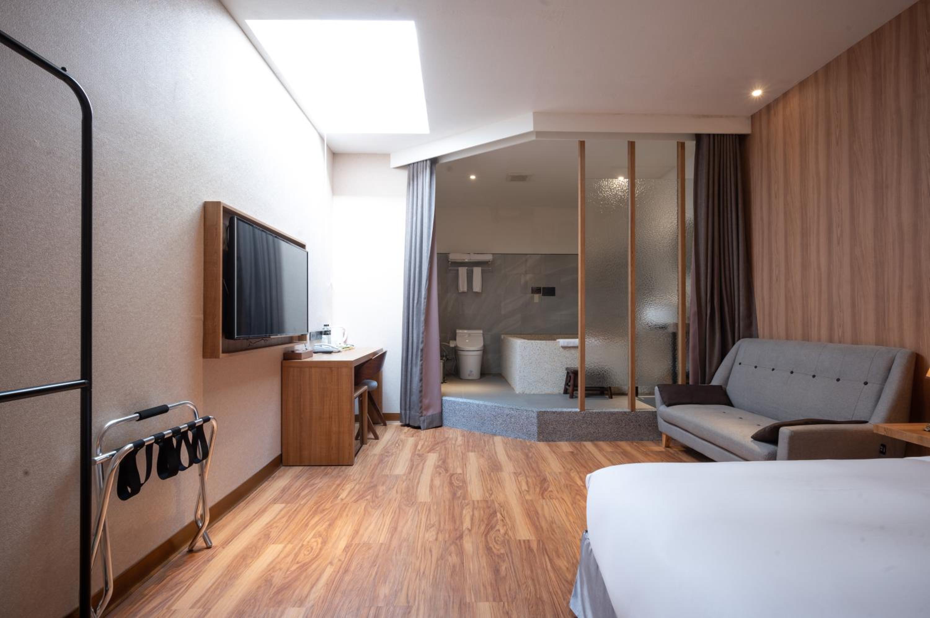 Senior Suite - Photo 1