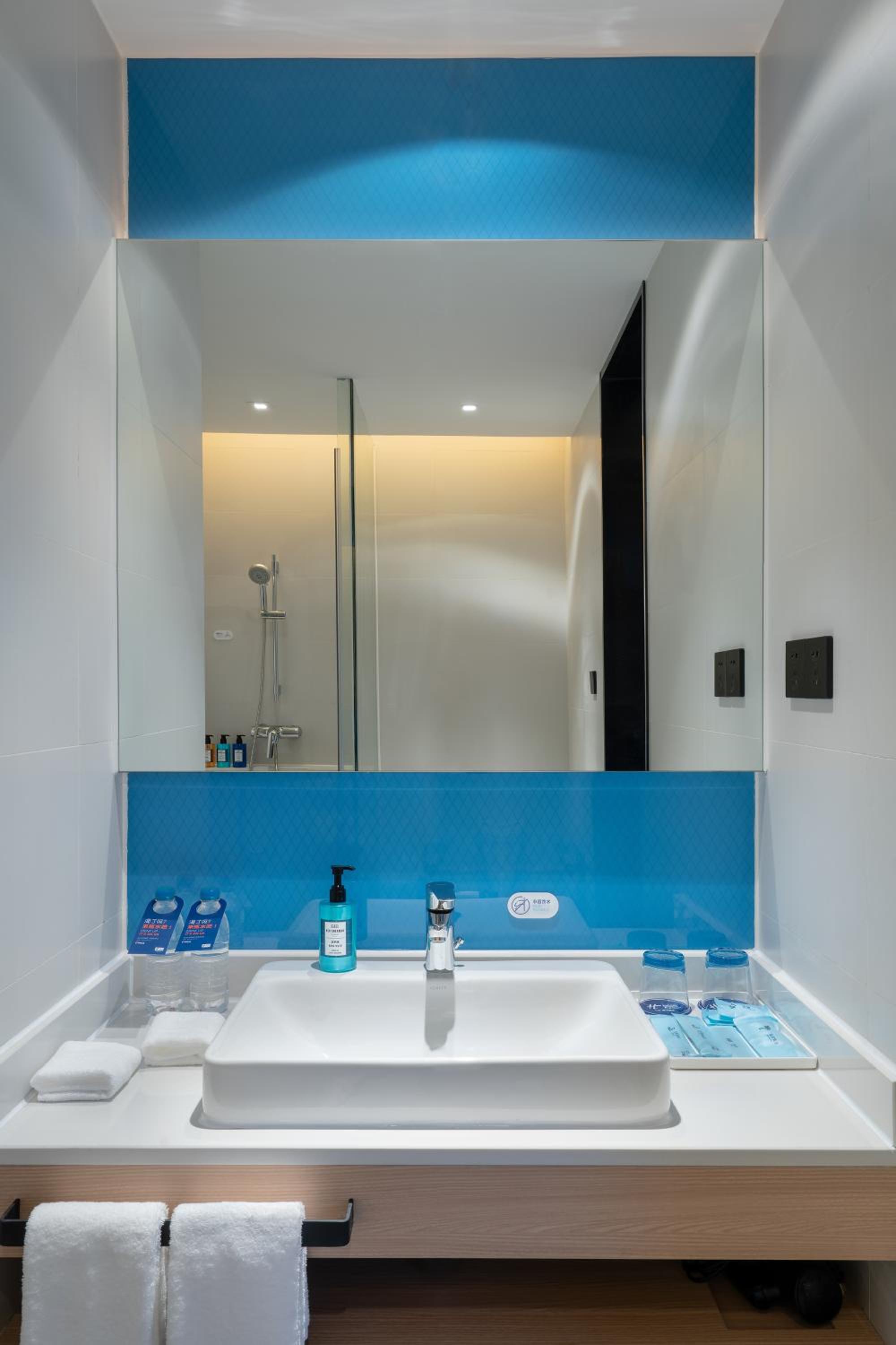 Standard King Room with Extra Floor Space photo 2