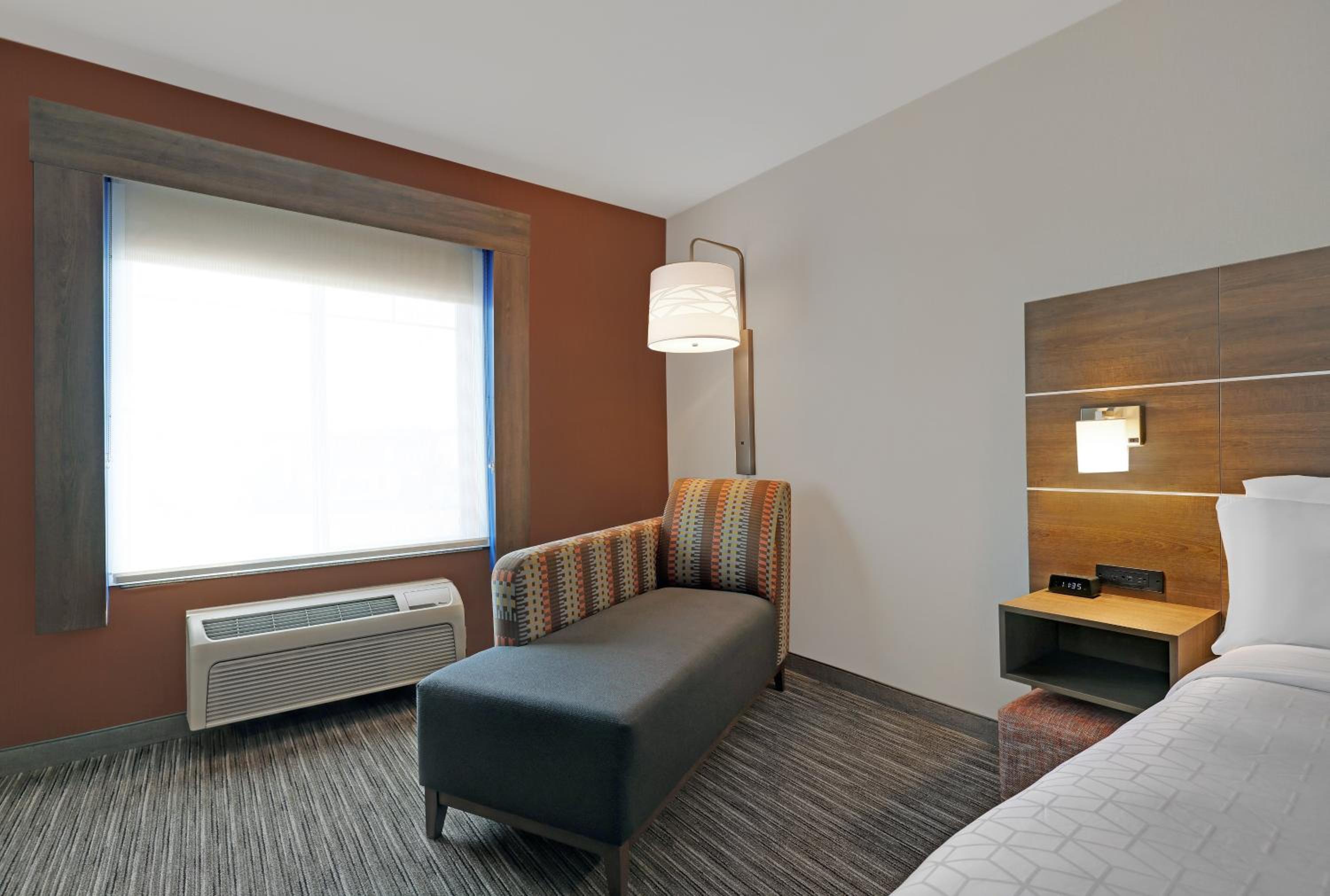 Standard King Room - Photo 4