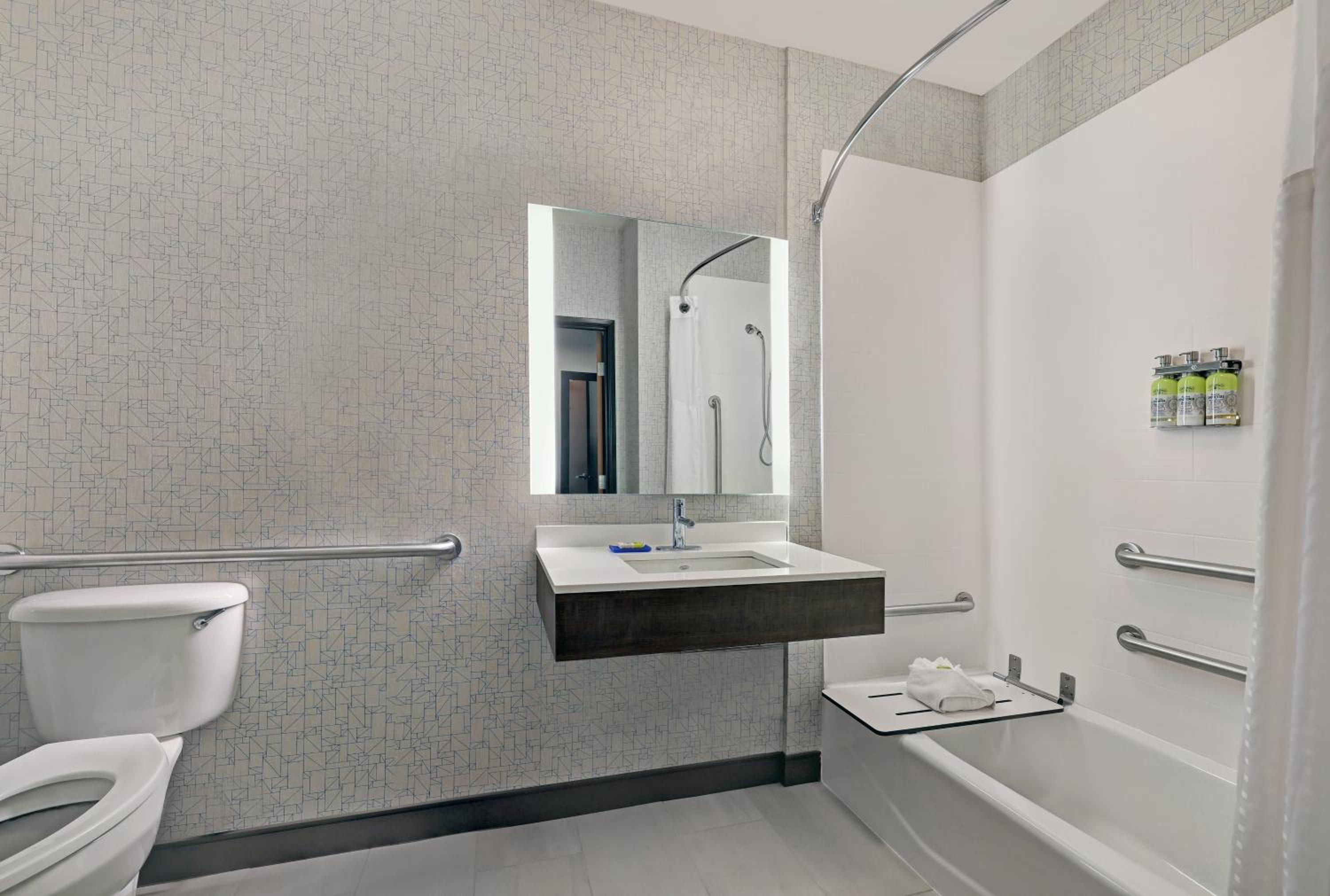Standard King Room with Accessible Tub - Mobility Access - Photo 2