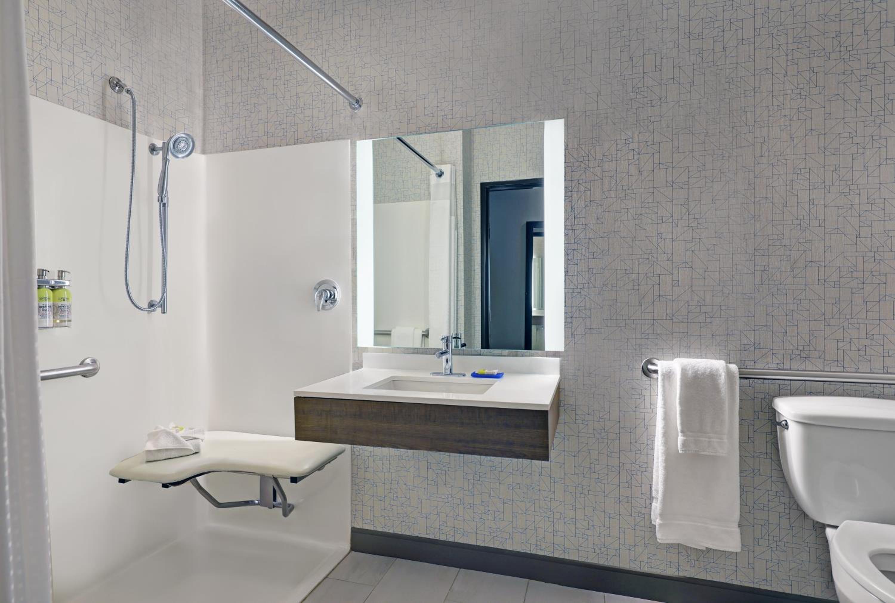 King Room - Mobility Accessible  - Photo 5