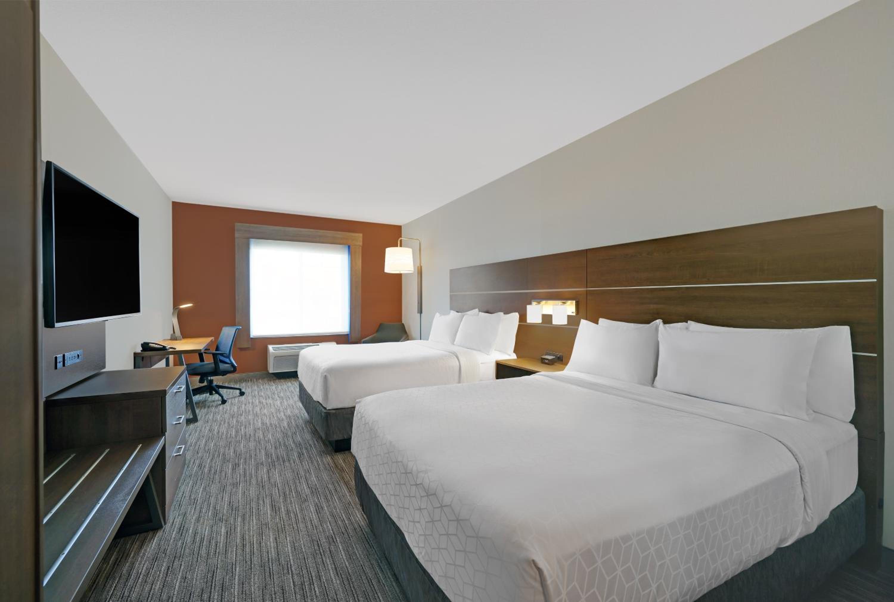 Standard Queen Room with Two Queen Beds and Mobility Accessible Tub - Photo 3